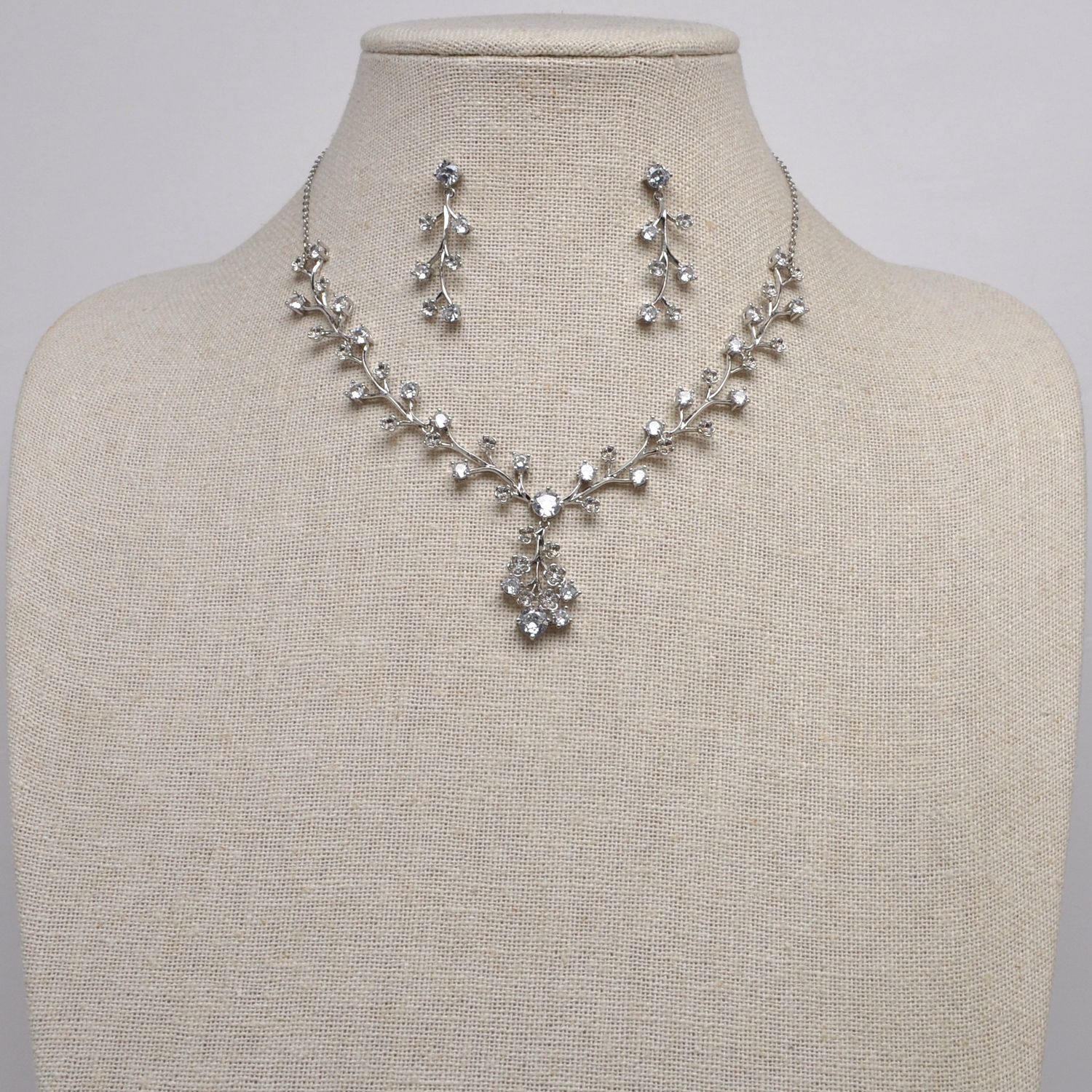 CN013477S1S CZ/S CRYSTLS &amp; SML FLWRS NCK ST