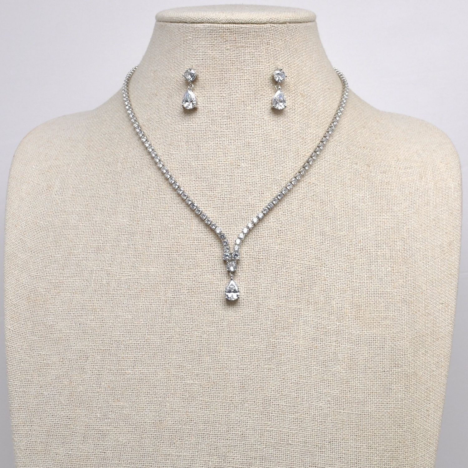 IM5154S1S CZ/S  3 STN TEARDROP DNGLE NECKLACE