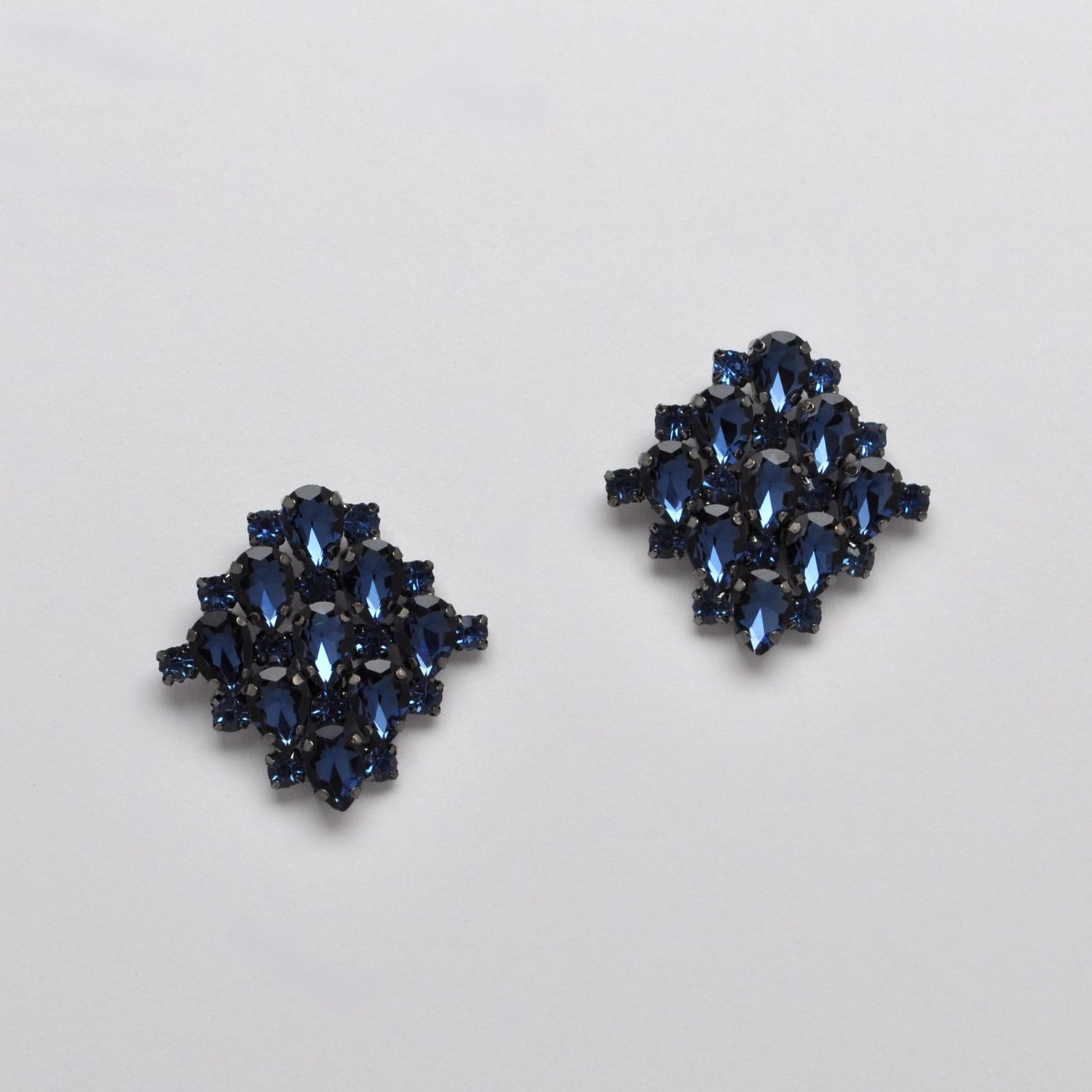 CC0075E8H NAVY/HEM DIAMD SHP CLSTR CLIP EAR