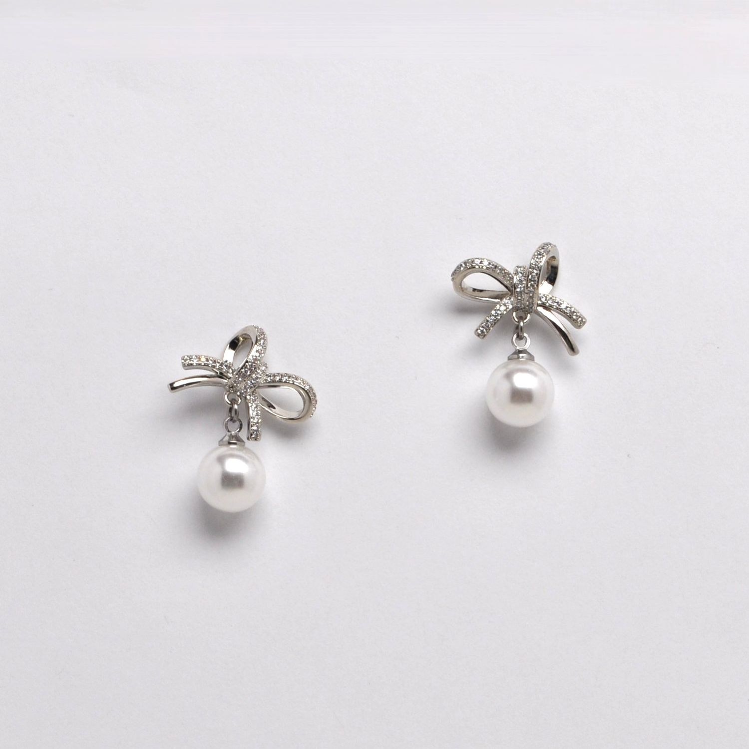 LB13045E39S PRL/S TOP BOW W/PRL DNGL EAR