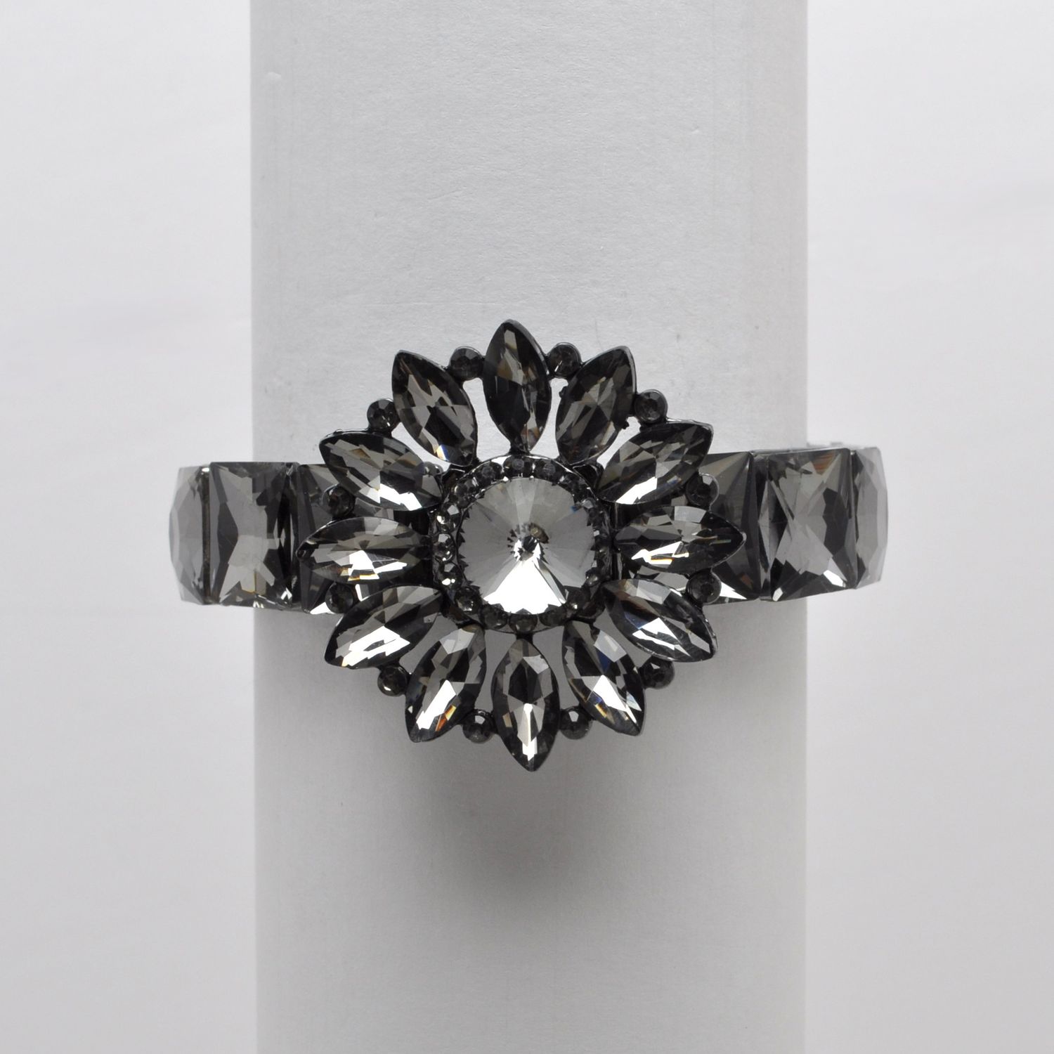 QQ2485B7H  BLK/DIAM/H  SQUARE STN W' FLWR CNTR BRCLT