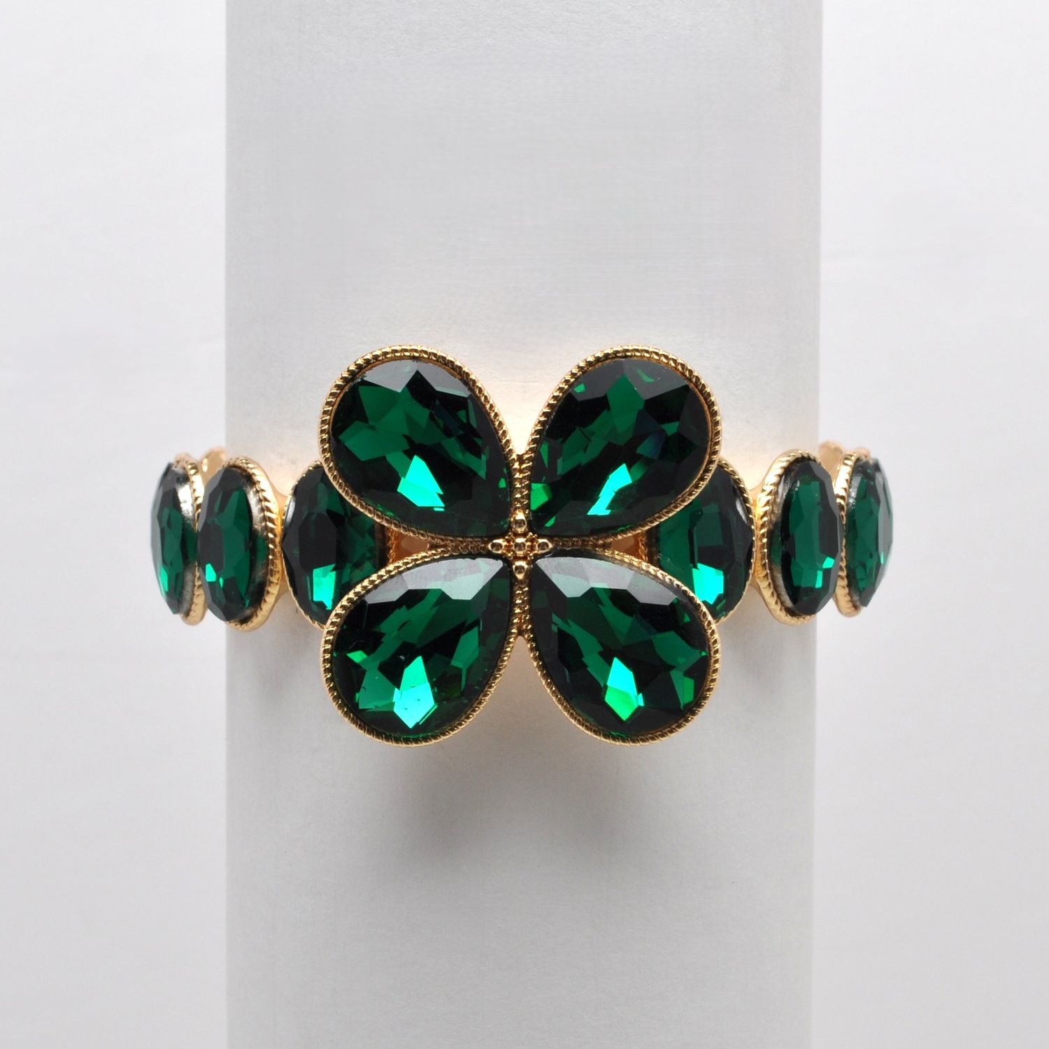 QQ3962B18G  EMERLD/G  OVAL STN W' BUTTER FLY WNGS CNTR BRCLT