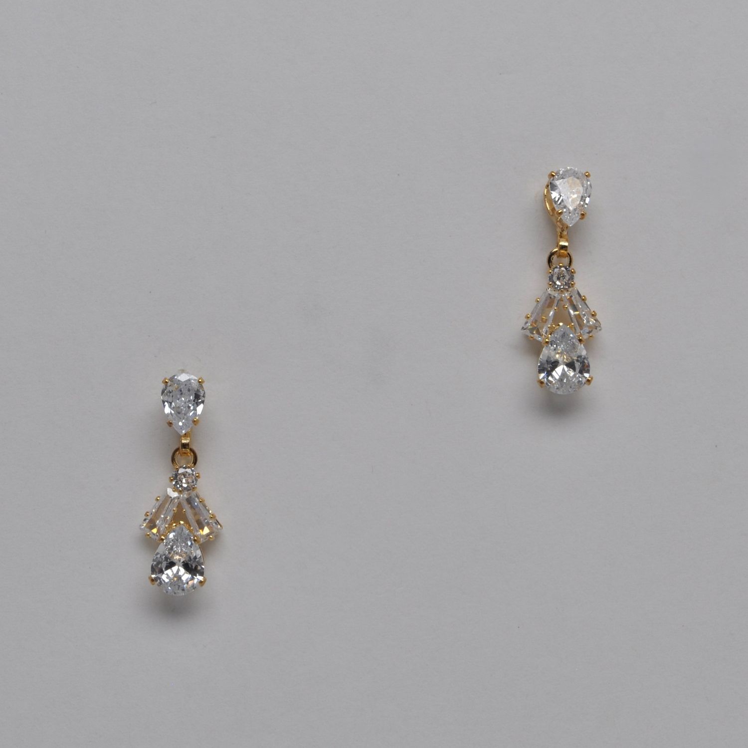 EN7014E1G CZ/G TEAR DRP TRIANGLE DNGL EAR