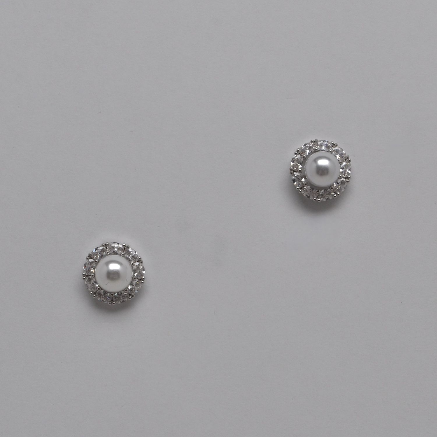 JM8645E39S1 CZ/S PEARL FRMD STUD ER