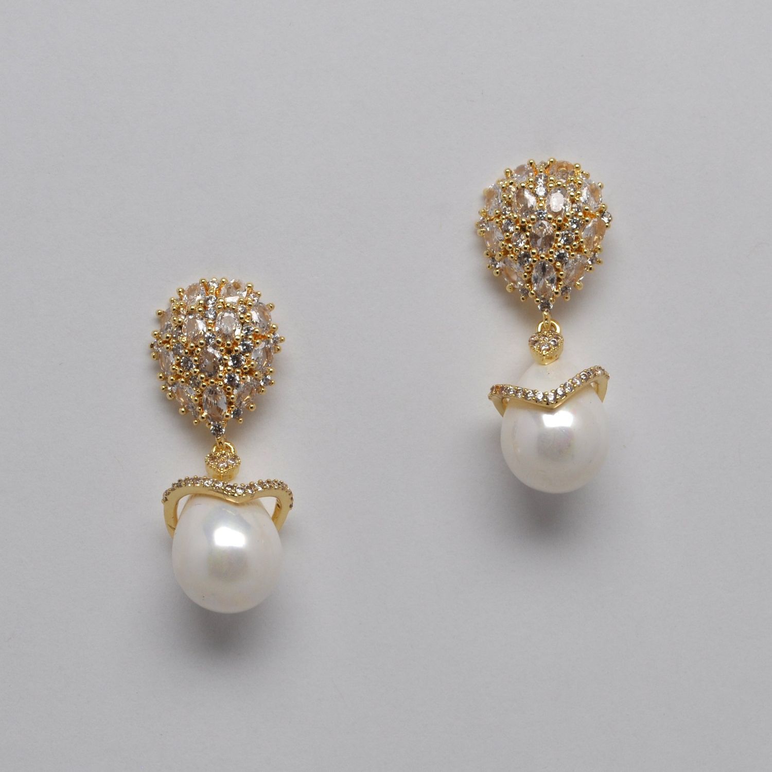 YJ2464E40G1 CZ/PRL/G  PAVE TWIST PRL W' CRY TOP ER