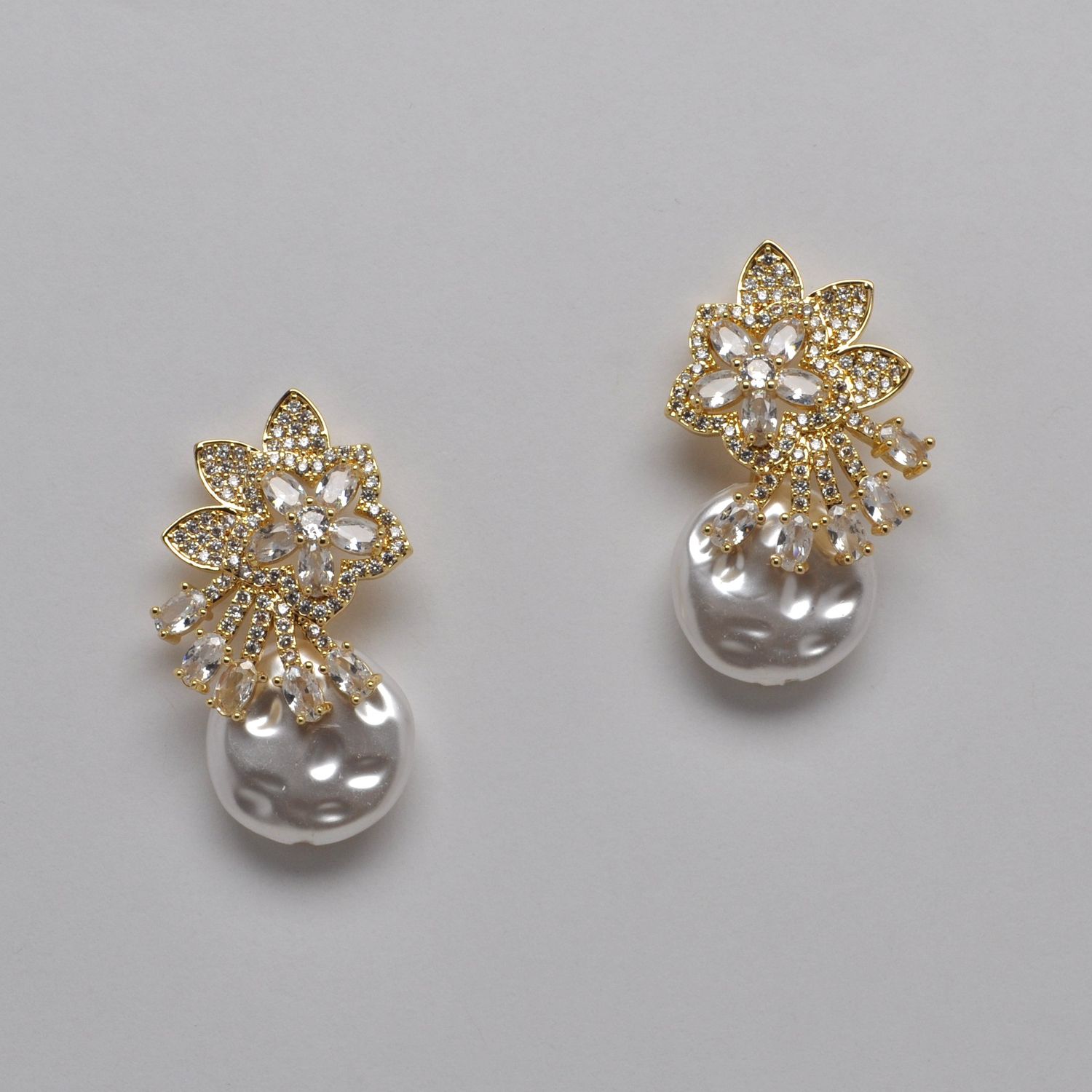 YJ2473E40G1 CZ PRL/G FLWR TOP STEMS W' BUTTON PRL EAR