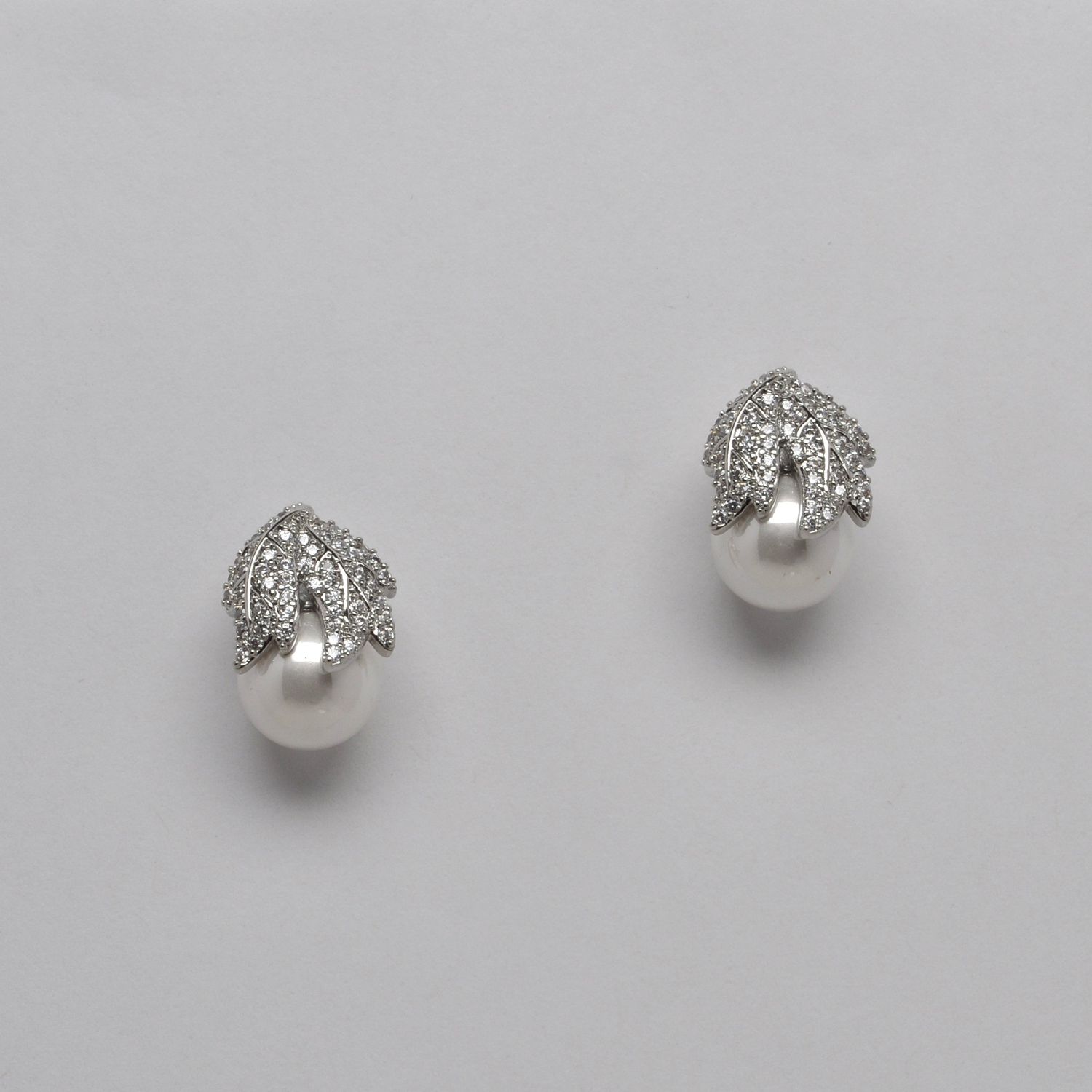 YJ2470E39S1 CZ/PRL/S  LEAVS COVERD STUD EAR