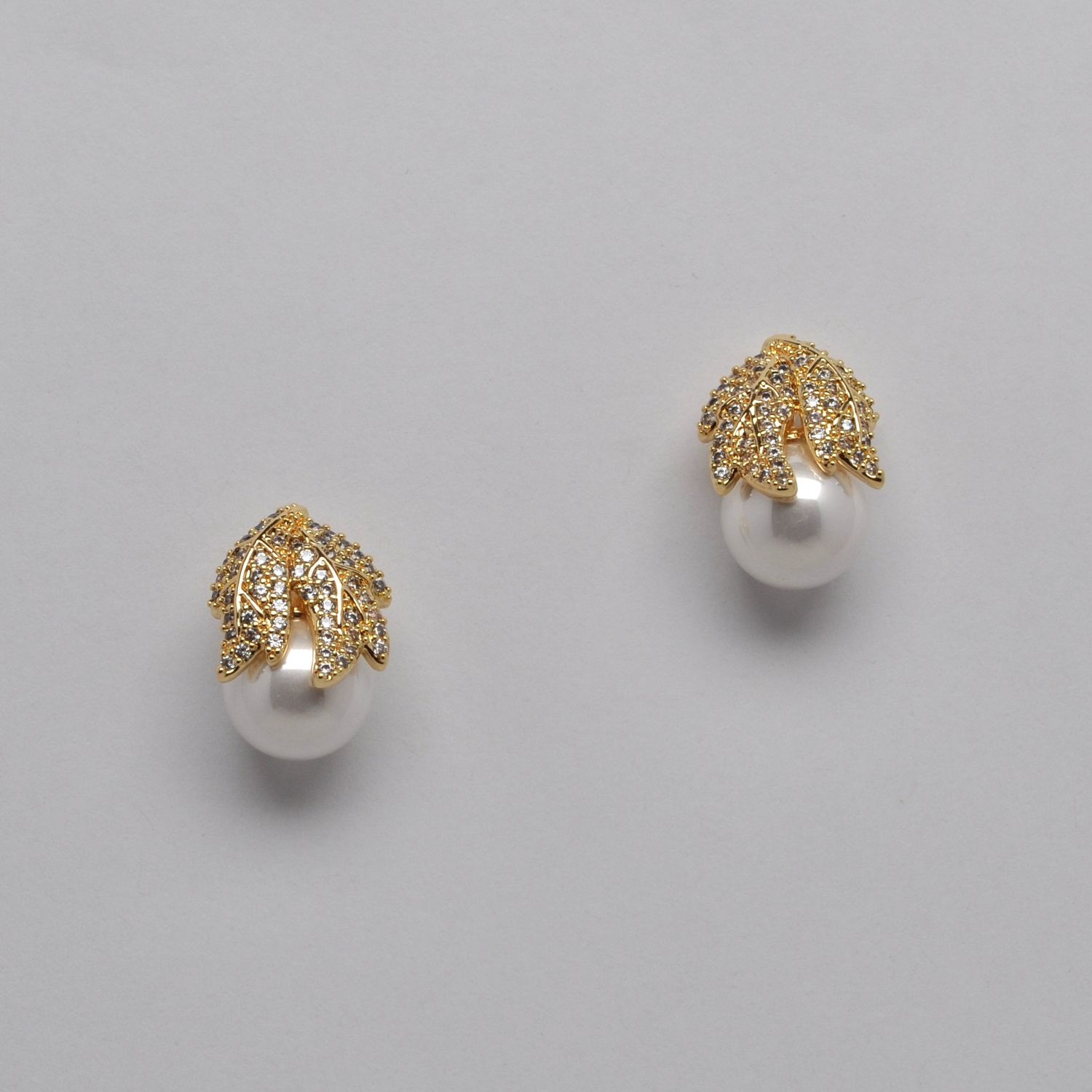 YJ2470E40G1 CZ/PRL/G  LEAVS COVERD STUD EAR