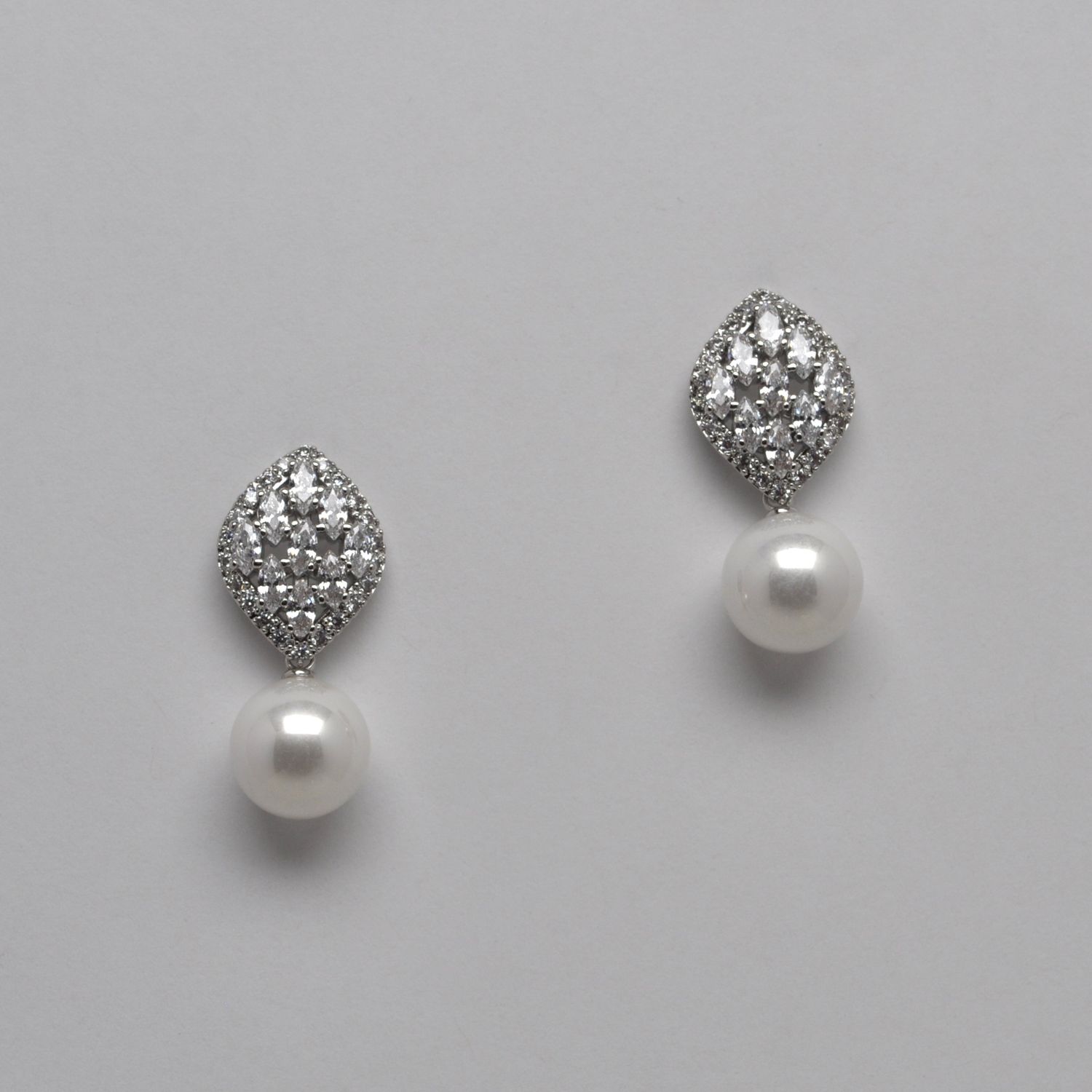 YJ2466E39S1 CZ/PRL/S PAVE DIAMOND SHAPE  DNG EAR