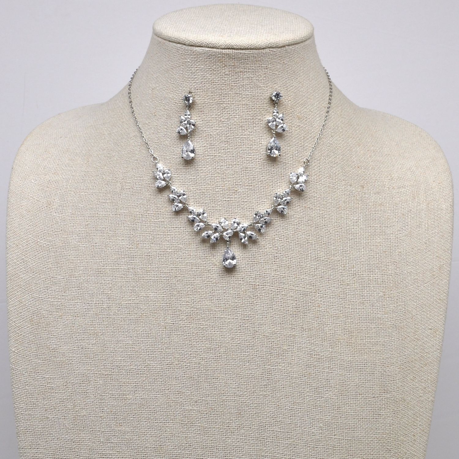 CN013496S1S CZ/S  VINE SHP DNGL SET