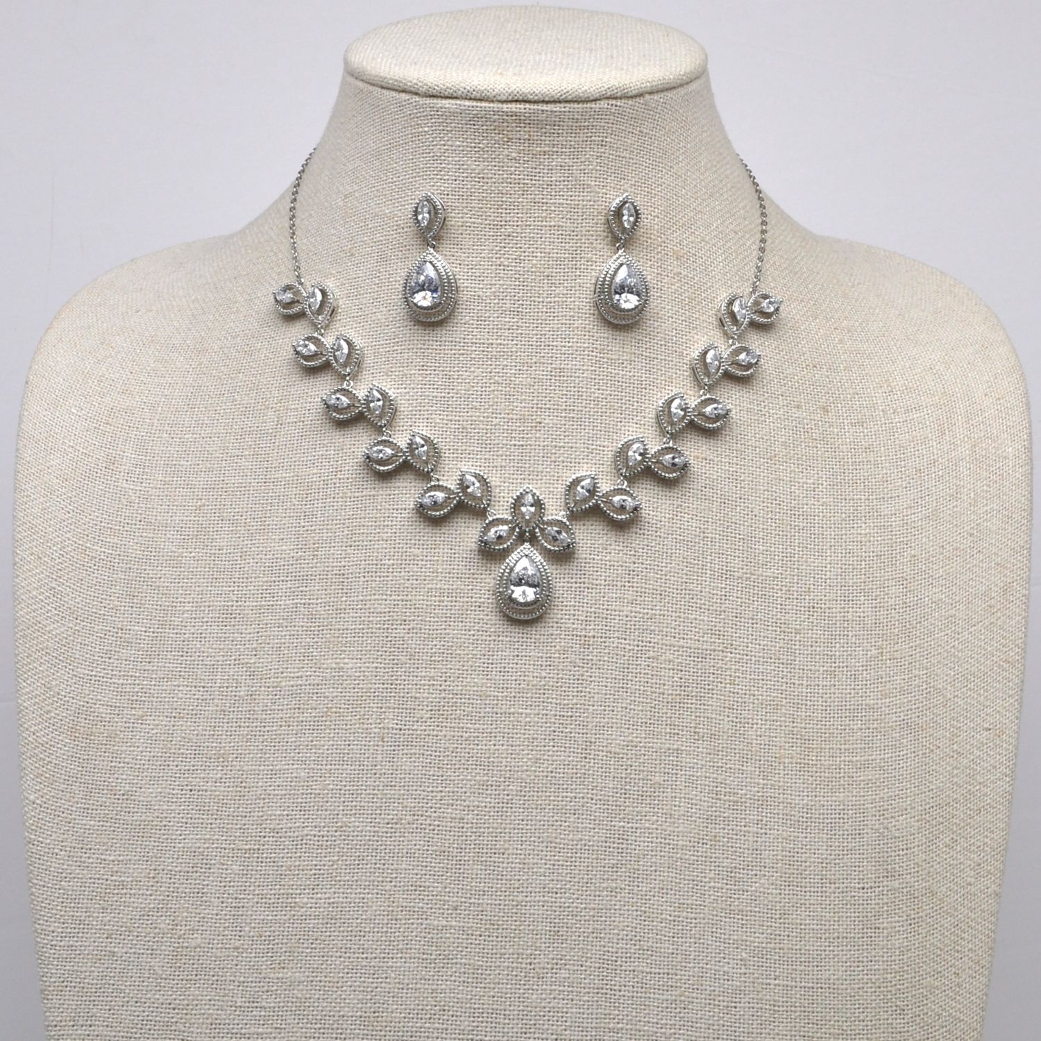 CN013498S1S CZ/S  OPEN MARQUISE VINE SHP DNGL SET