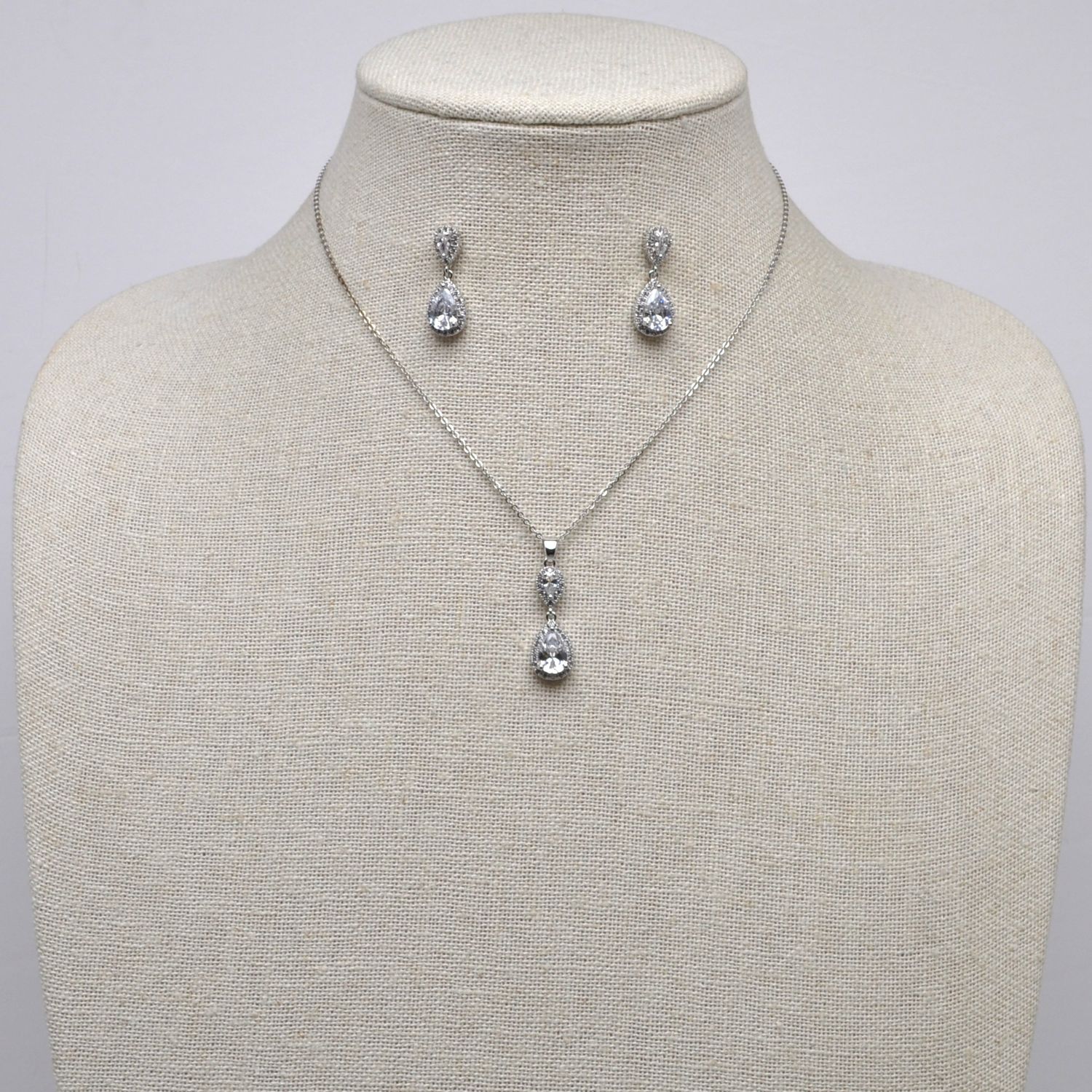 CN013502S1S CZ/S  OPEN DESIGN CRYS TRDRP DNGL SET