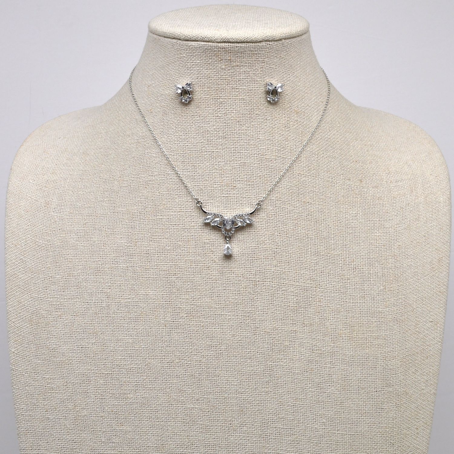 CN013504S1S CZ/S  CRYS TRDRP SHP W' HEART DNGL SET