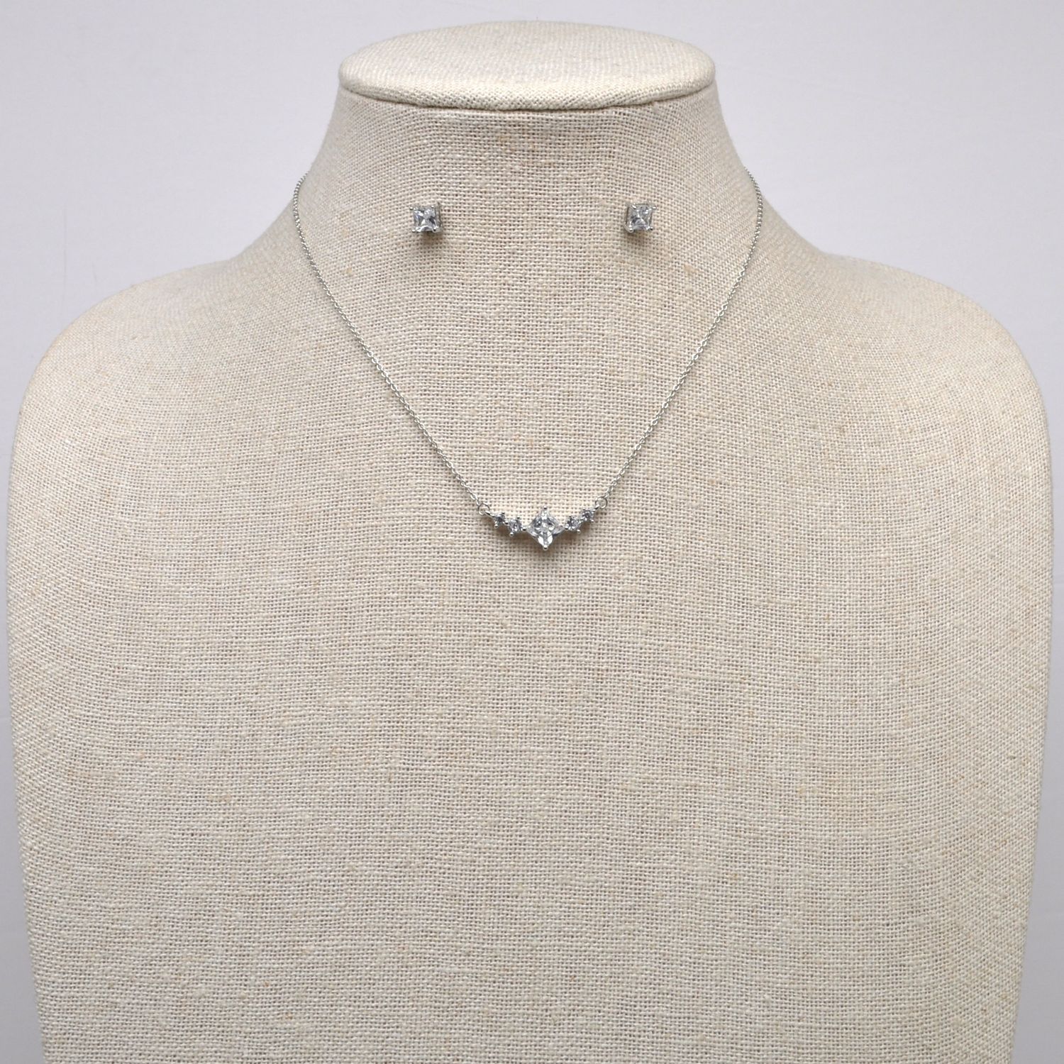 CN013508S1S CZ/S  CRYS CTR DIAMD SHP  STNE SET