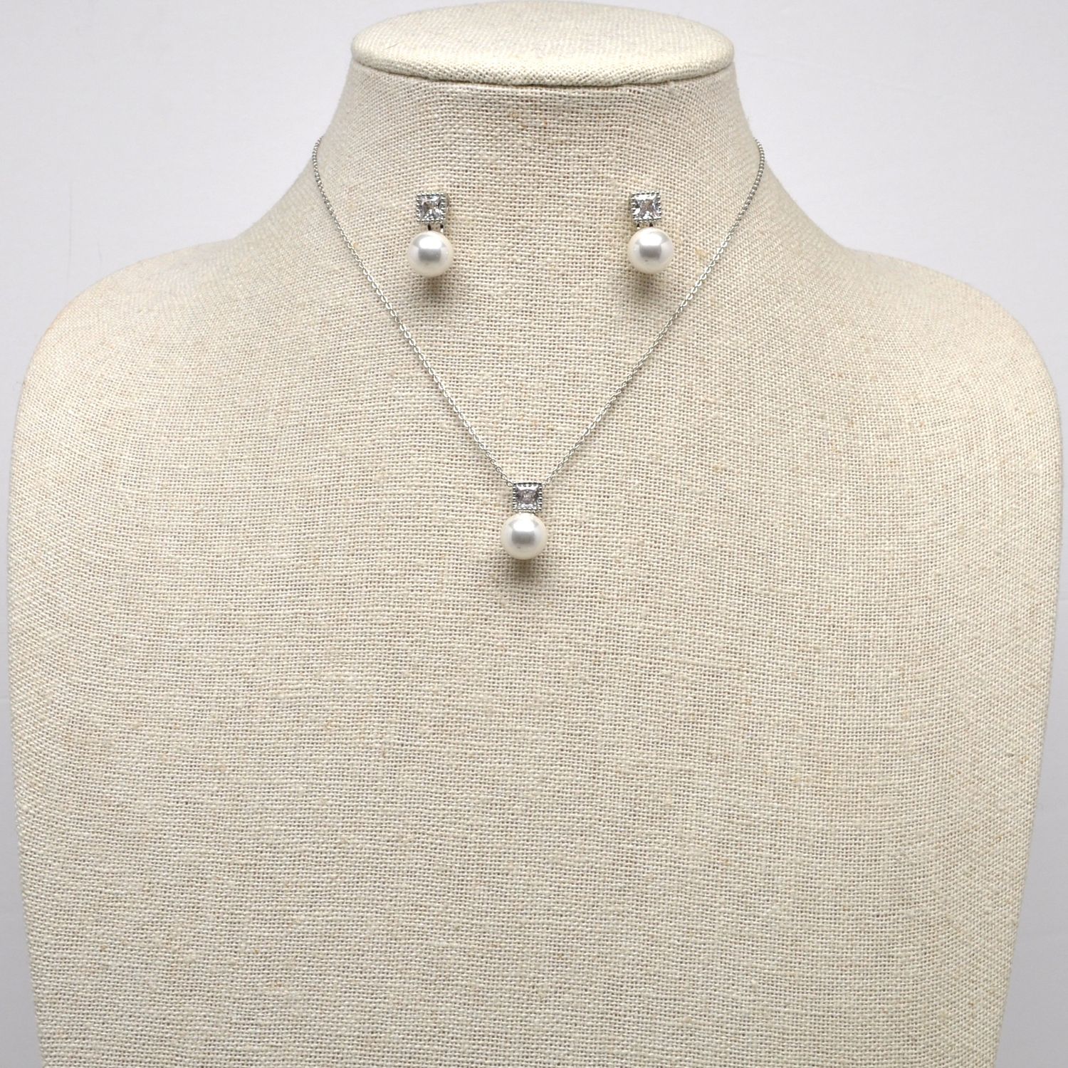 CN013507S39S1 CZ/S  CRYS PRL W' SQUARE STNE SET