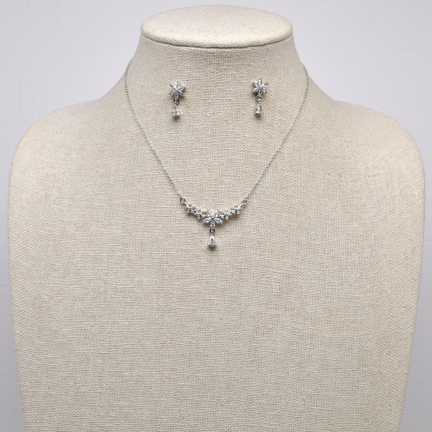 CN013509S1S CZ/S  CRYS DAINTY FLW CTR STN DANGL SET