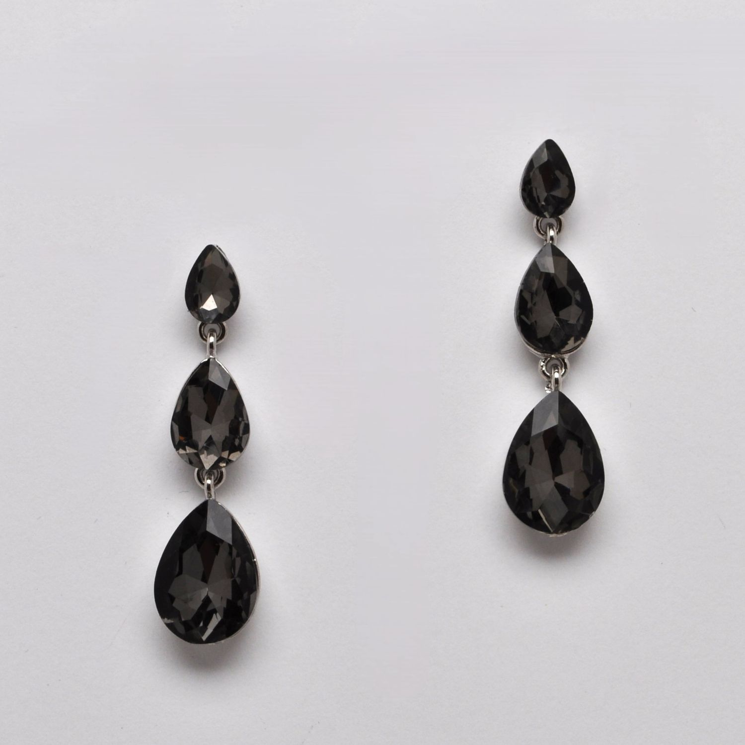 SI2250E7S BLK-DIA/S 3 LNKD PEAR SHP STNS EAR