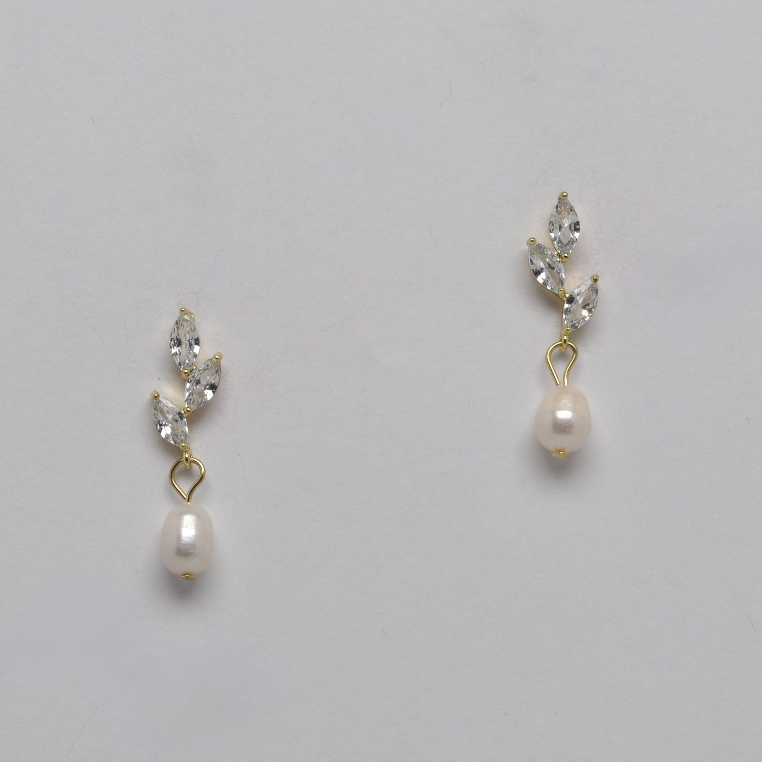 HJ287E40G CZ/PRL/G THREE MARQUISE FLWR VINE DNGL ER
