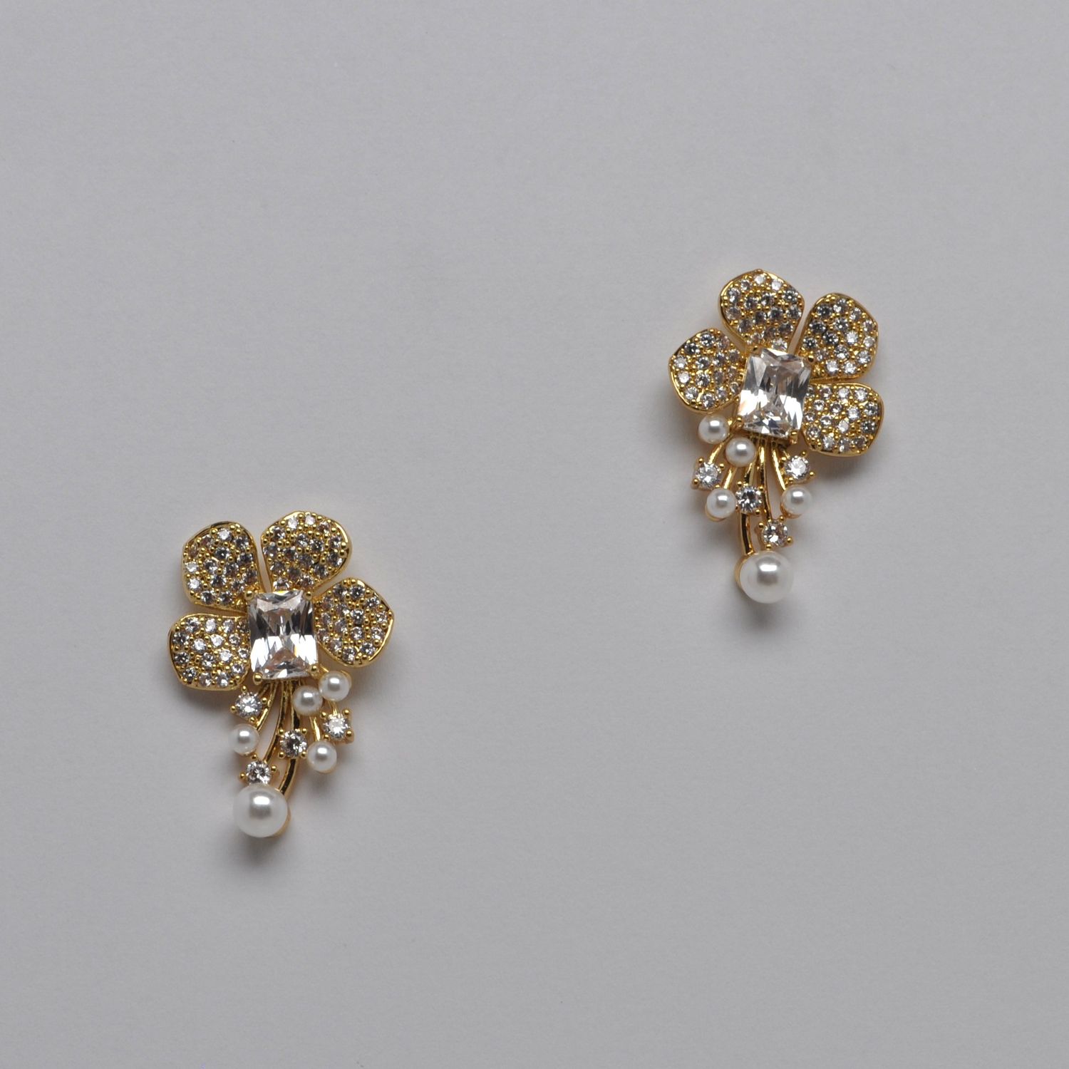 HJ003E40G CZ/PRL/G FLAT FLWR W/ SQU CNTR PRL DNGLE EAR