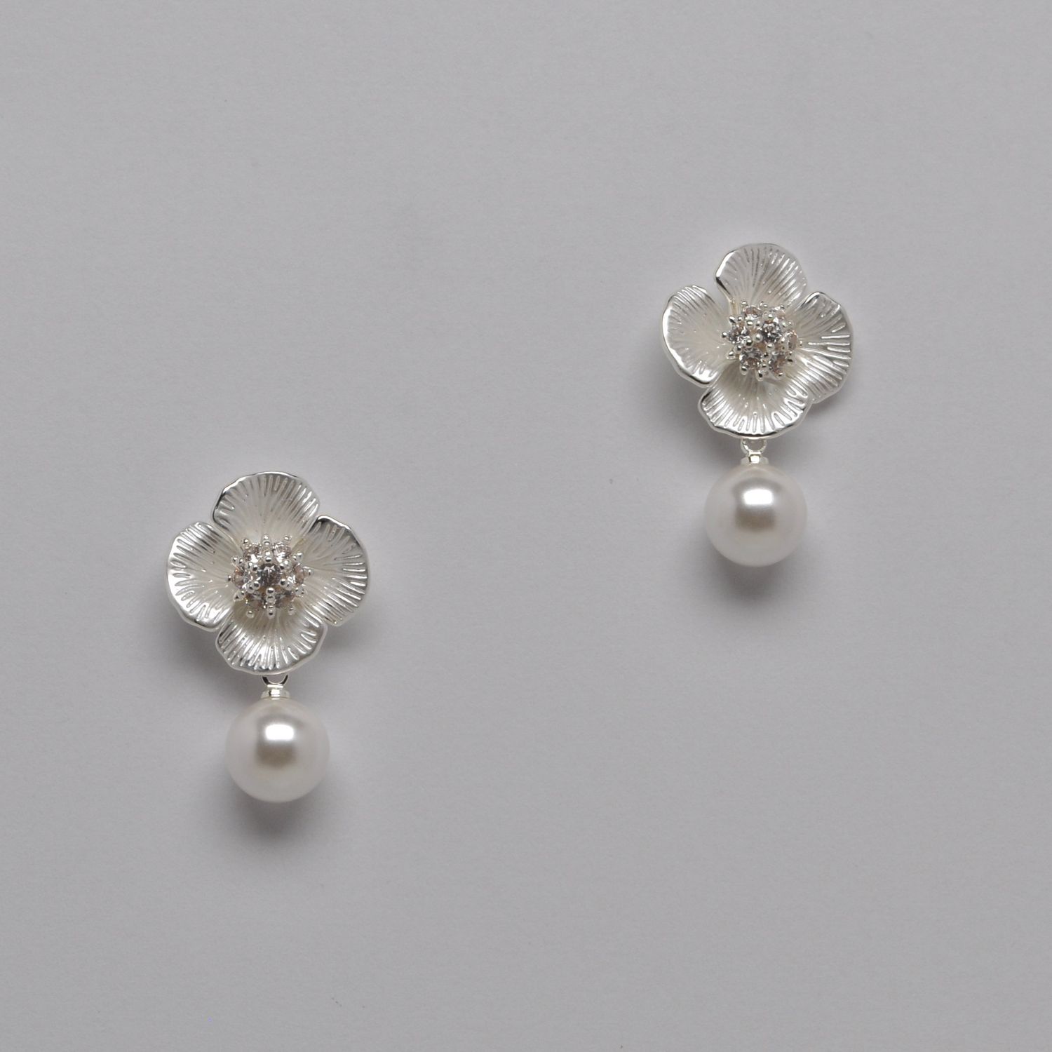 HJ0010E39S CZ/PRL/S FLWR W' CRYS CNTR &amp; PRL DNGLE EAR