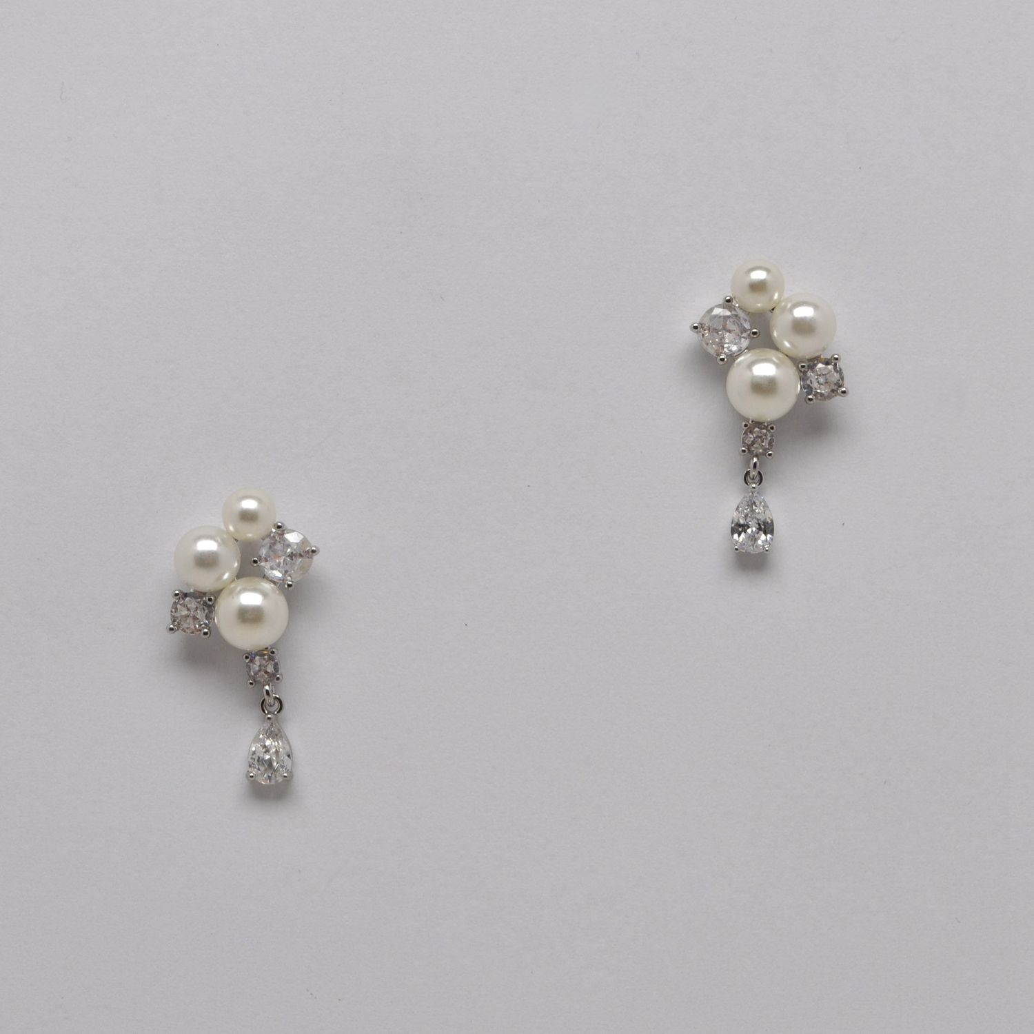 HJ004E39S CZ/PRL/S BOUQUET FLWR TOP TRDRP DNGLE EAR