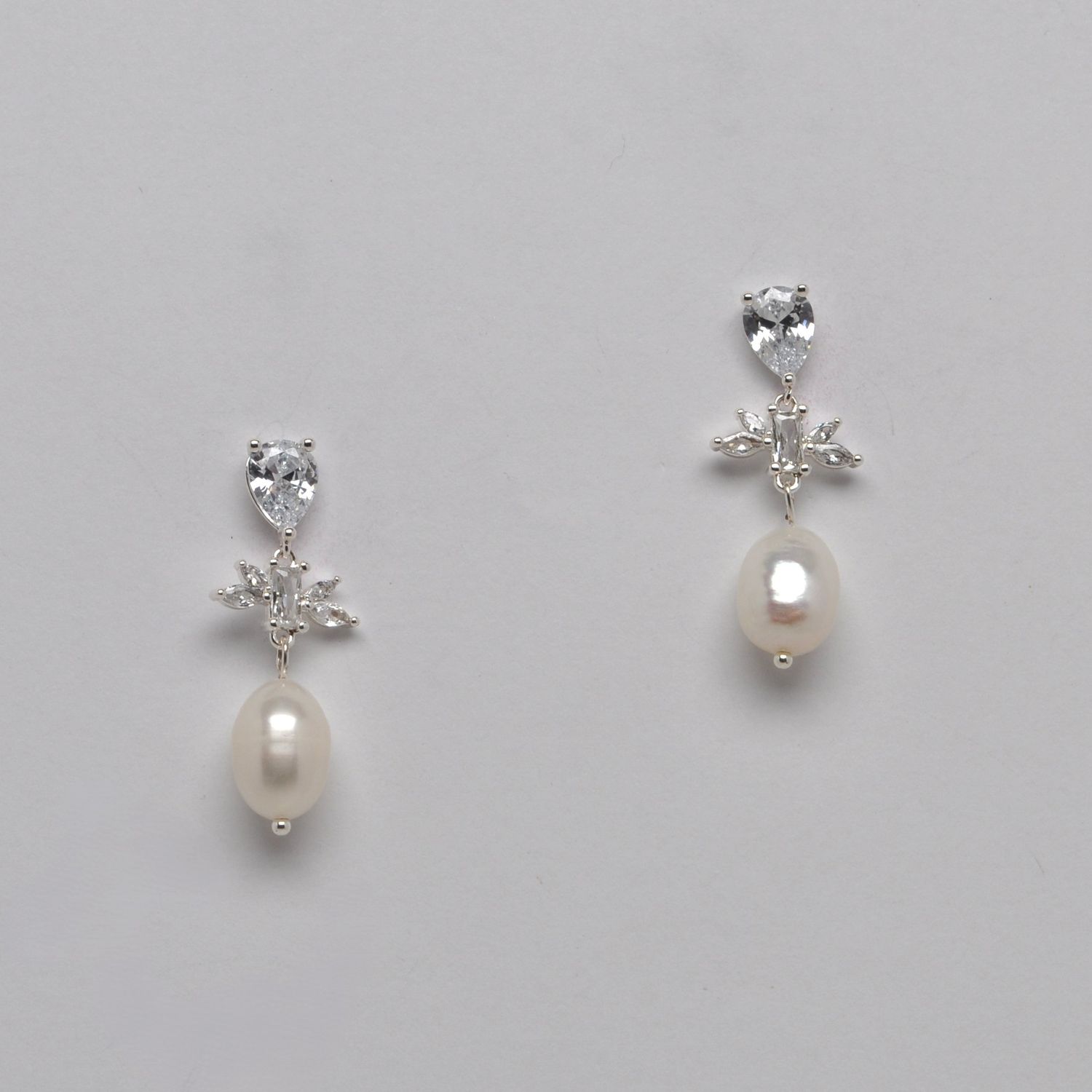 HJ5001E39S CZ/PRL/S TRDRP TOP FLWR CNTR PRL DNGLE EAR
