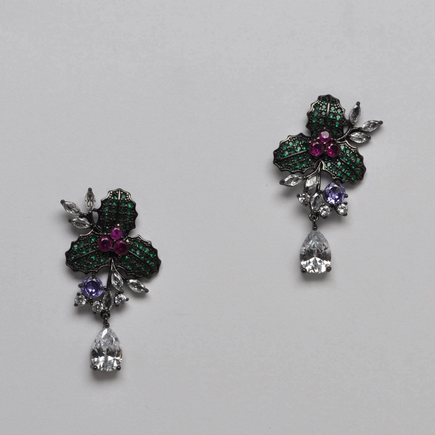 HJ0030E18H CZ/EMRLD/H ROSEBUSH FLWR CLUSTR TRDRP DNGLE EAR
