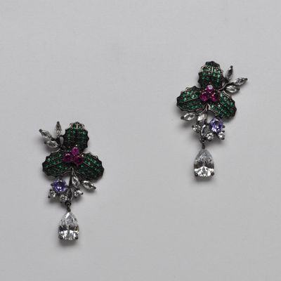 HJ0030E18H CZ/EMRLD/H ROSEBUSH FLWR CLUSTR TRDRP DNGLE EAR