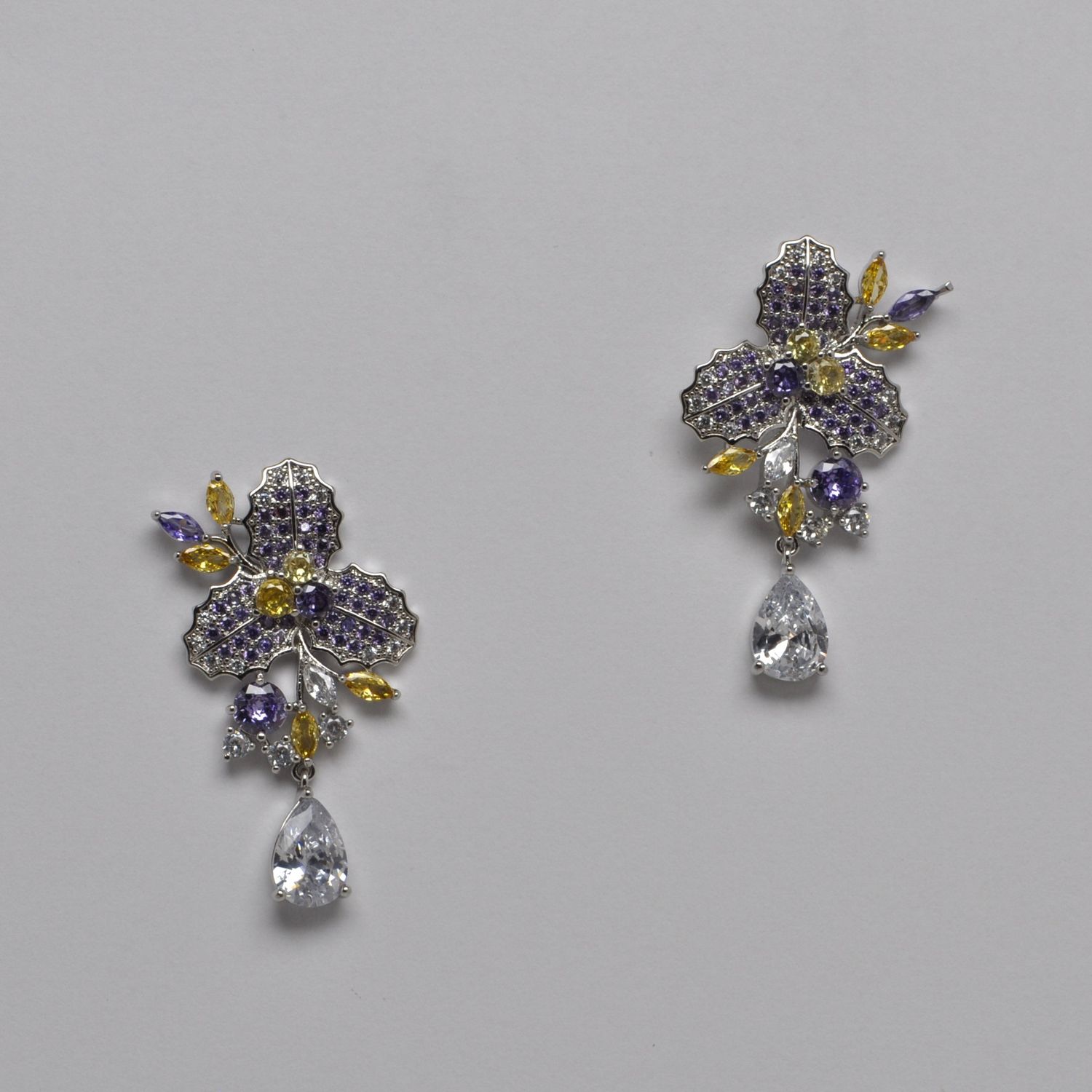 HJ0030E19S CZ/LT-AMY/S ROSEBUSH FLWR CLUSTR TRDRP DNGLE EAR