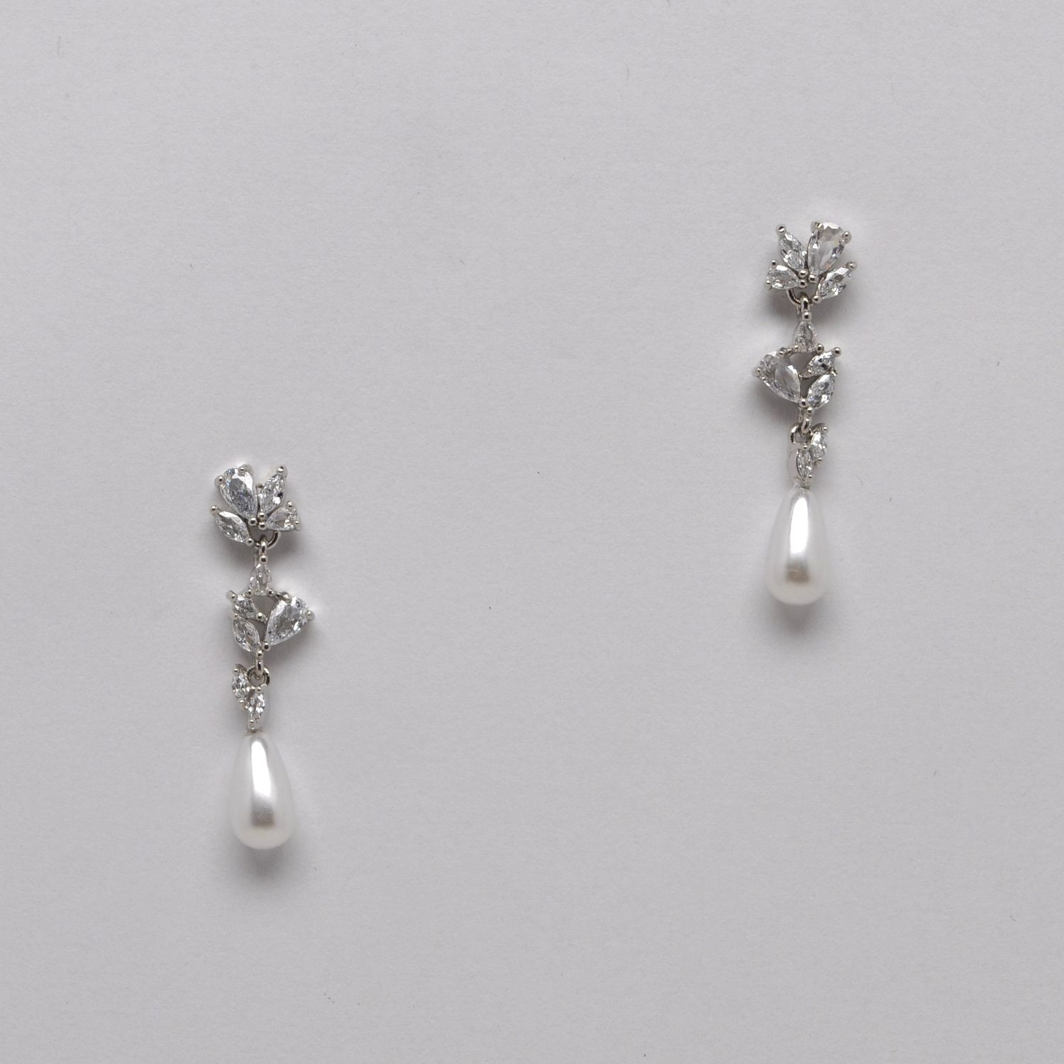 HJ063E39S CZ/PRL/S THIN FLWR VINE DNGL ER