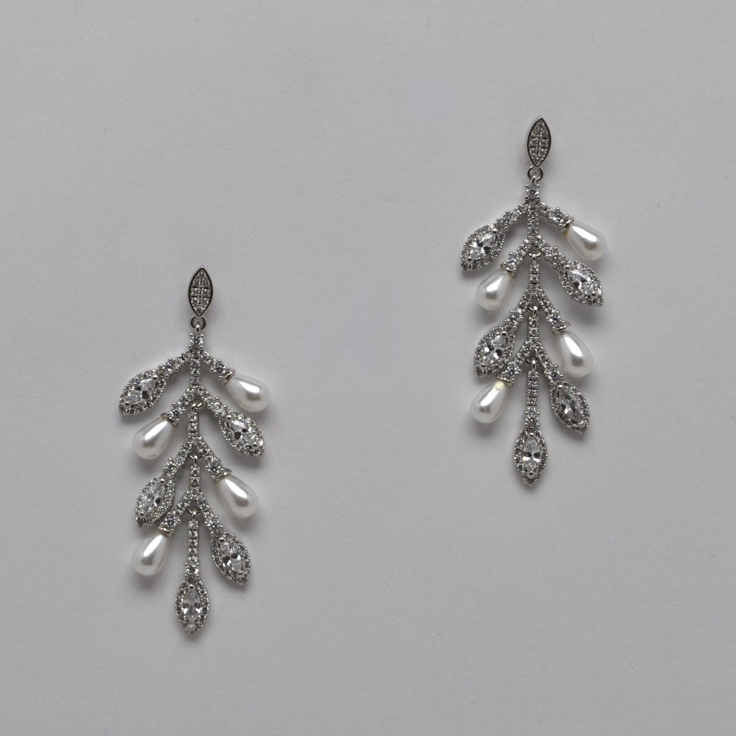 HJ002E39S CZ/PRL/S UPSIDE DWN TREE DNGLE EAR