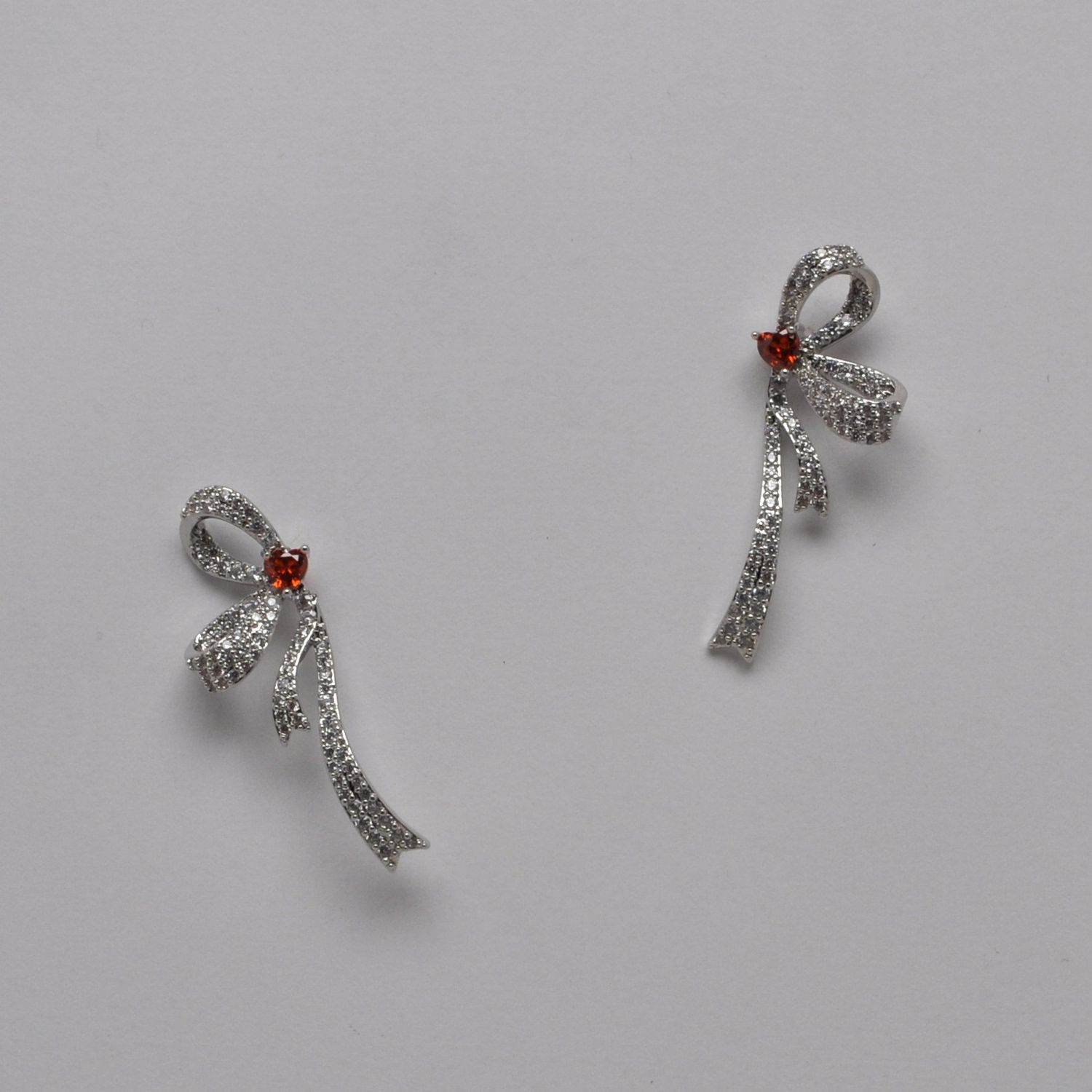 HJ005E9S1 CZ/S SPLIT BOW RIBBON STUD EAR
