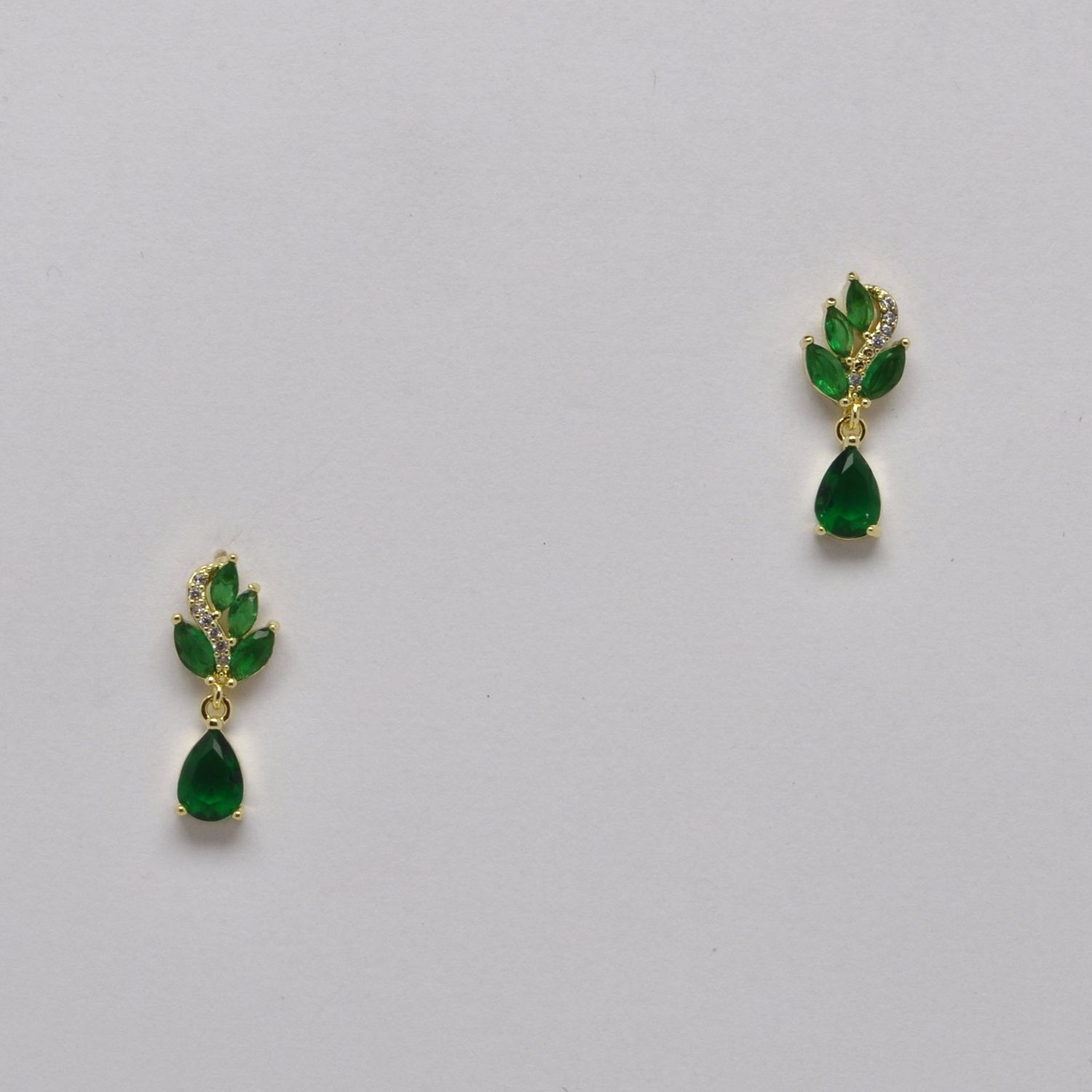 HJ223E18G CZ/EMERLD/G MINI LEAVES TOP TEARDROP BTTM EAR
