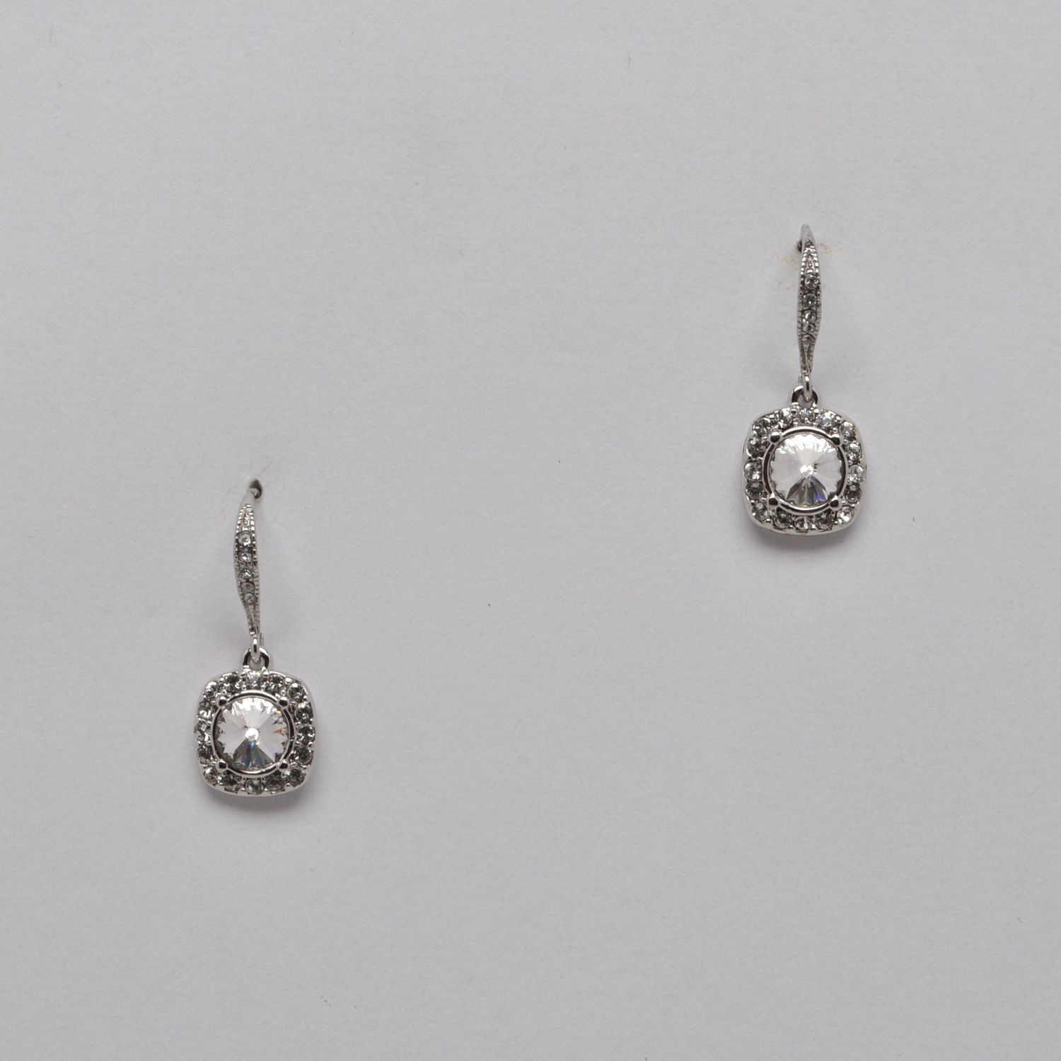 J28952E1S CRY/SIL CLASSIC SQUARE FISH HOOK EAR