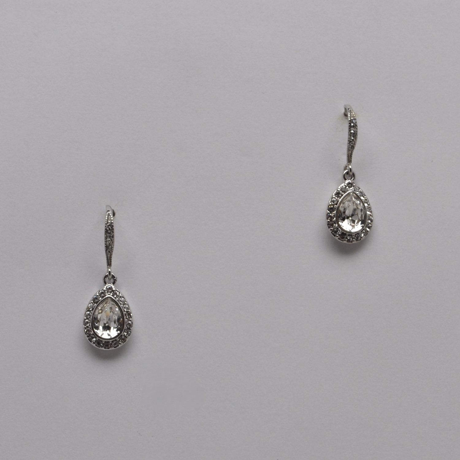 J28953E1S CRY/SIL RHINESTONE TEARDROP FISH HOOK EAR