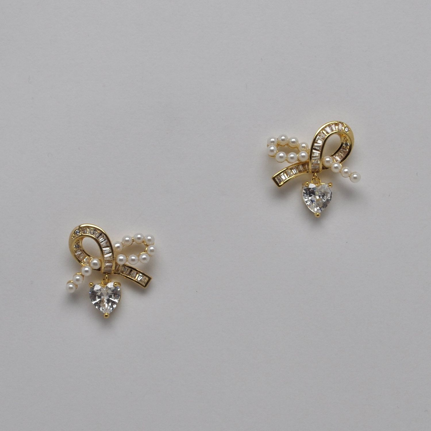 LB09259E40G PRL/CZ/G  RIBBON &amp; BOW COMBO HART DNGL EARR