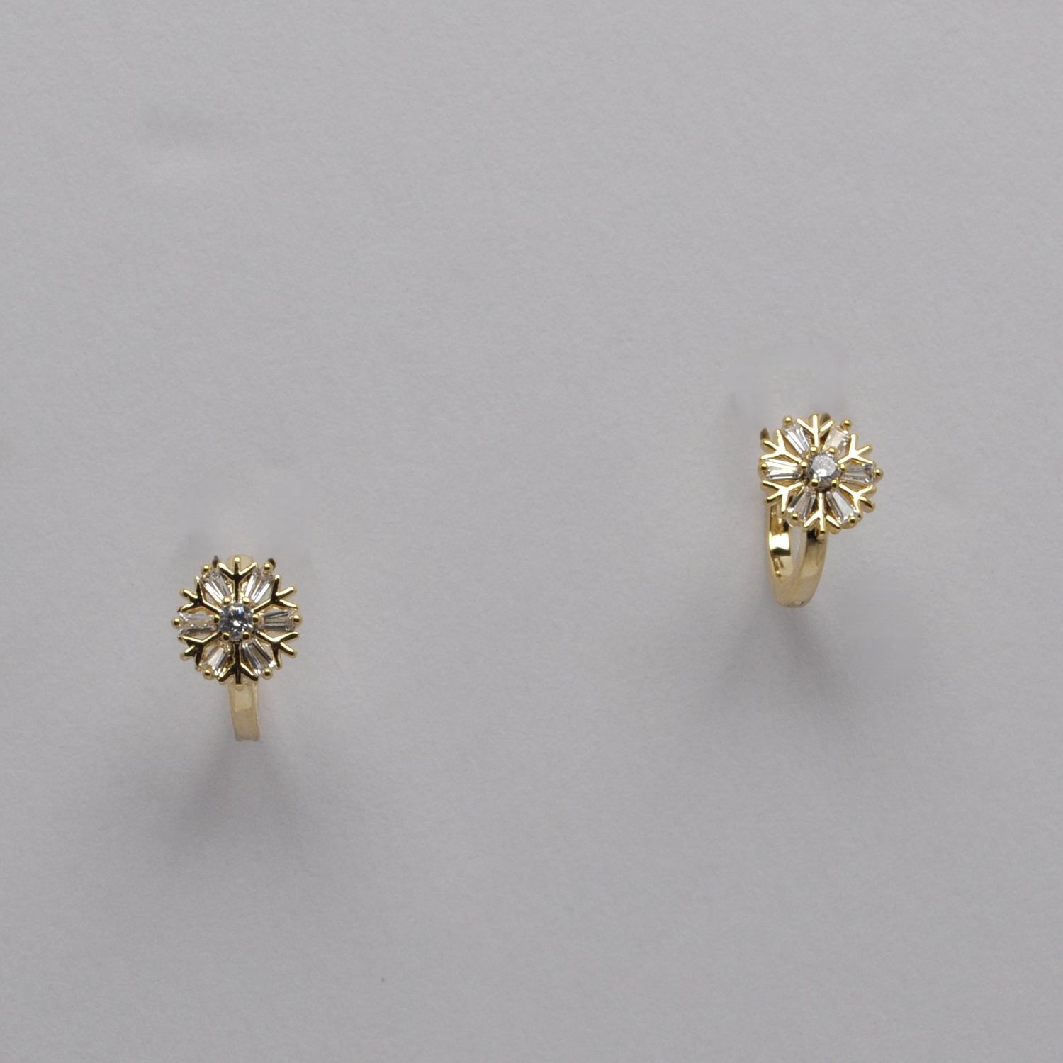 LB0614E1G CZ/G HUGGIE W' FLWR CLSTR EAR