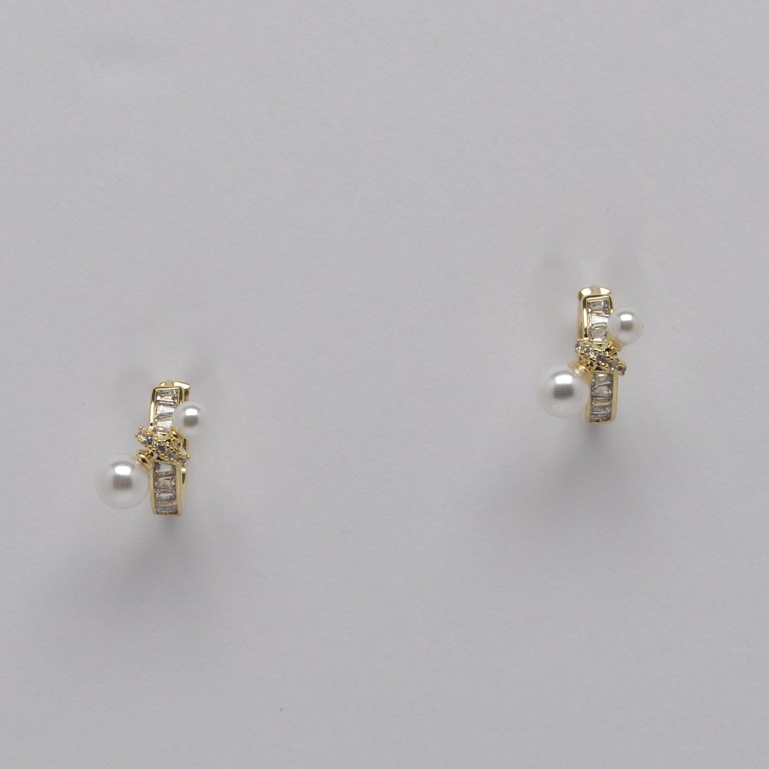 LB14864E40 PRL/CZ/G  TWO PEARLS HUGGIE STYLE DNGL EARR