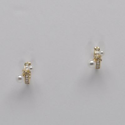 LB14864E40 PRL/CZ/G  TWO PEARLS HUGGIE STYLE DNGL EARR
