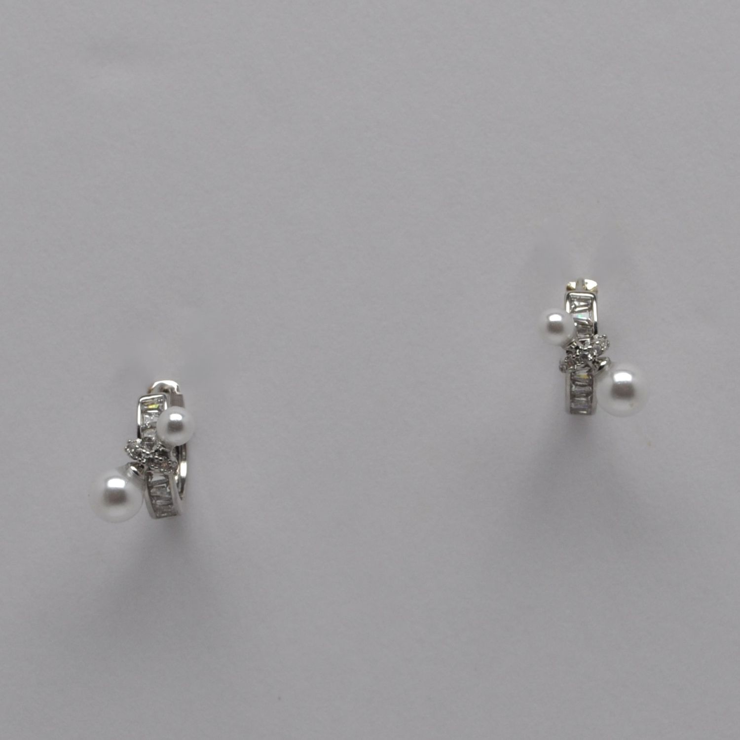 LB14864E39 PRL/CZ/S  TWO PEARLS HUGGIE STYLE DNGL EARR