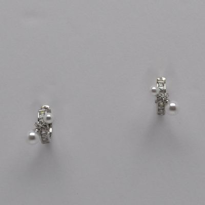 LB14864E39 PRL/CZ/S  TWO PEARLS HUGGIE STYLE DNGL EARR