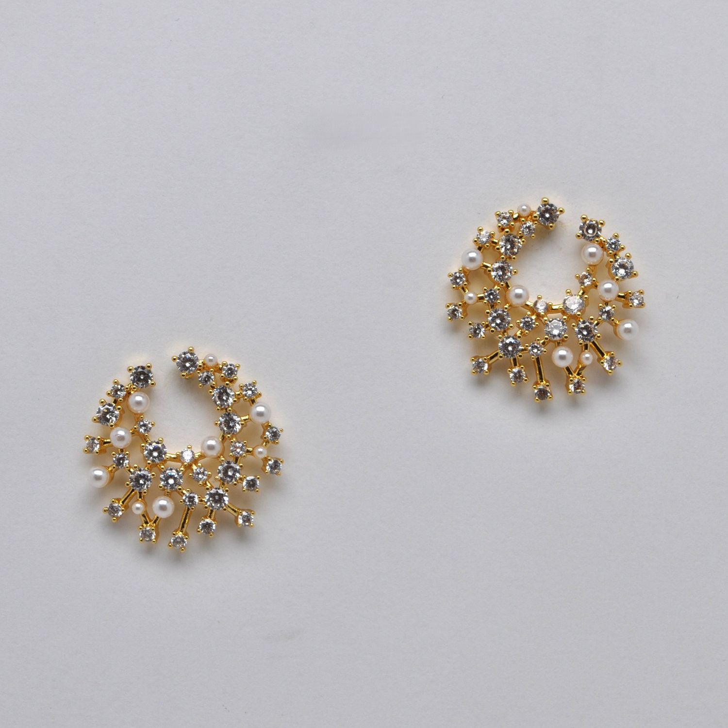 LB12431E40 PRL/CZ/G  WREATH STYLE POST EARR