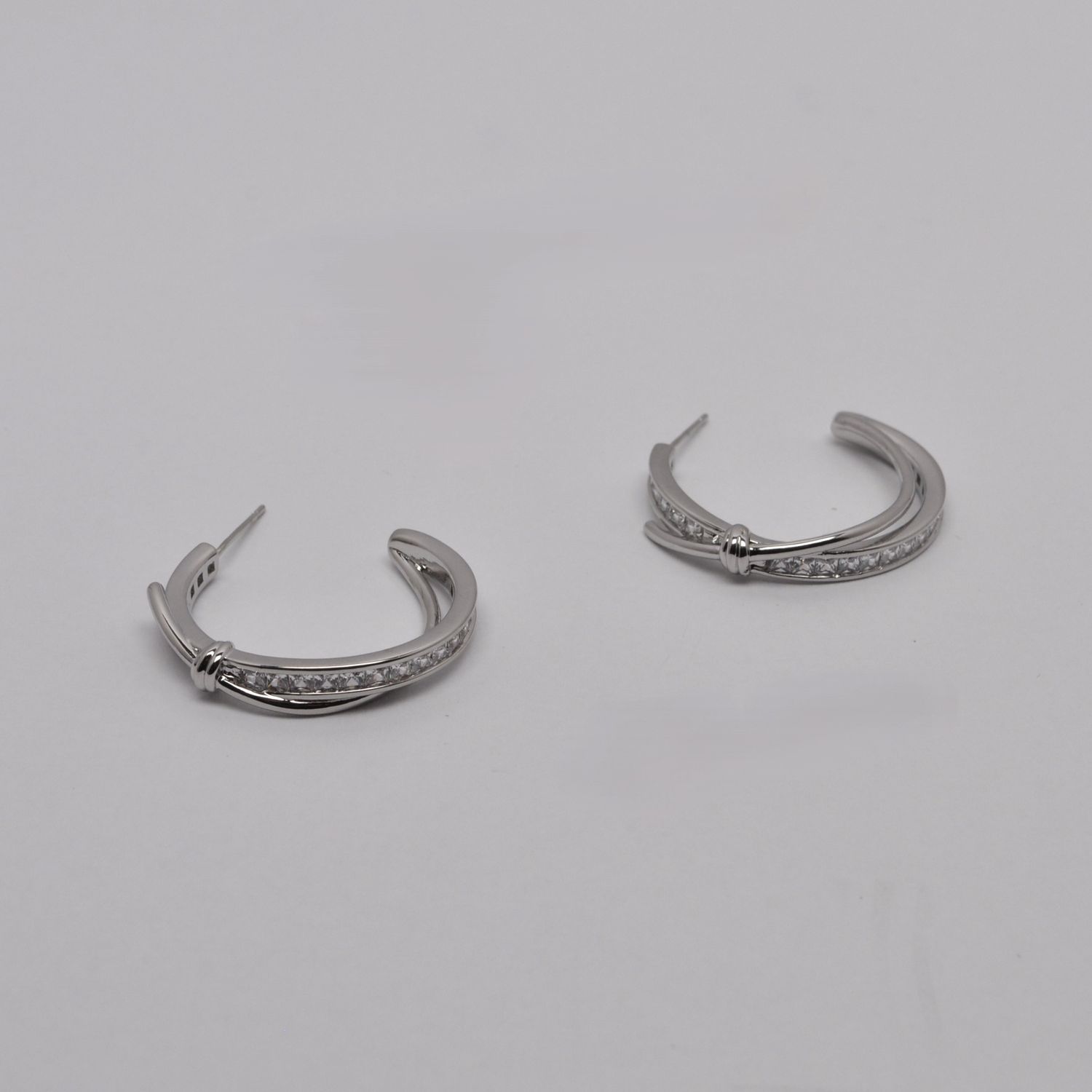 LB09621E1S CZ/S  MIDDLE TWIST HOOP EAR