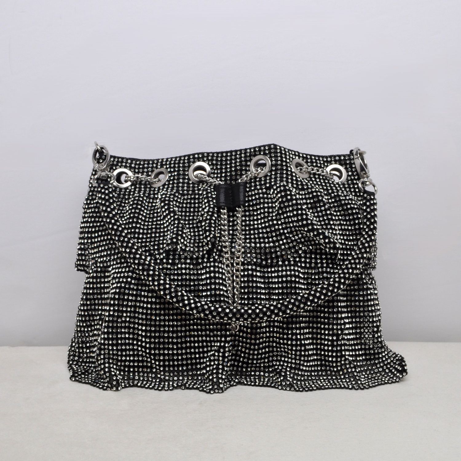 HF2602CBK BLK DRWSTG BUCKT  W' RUFFLE BTTM PURS
