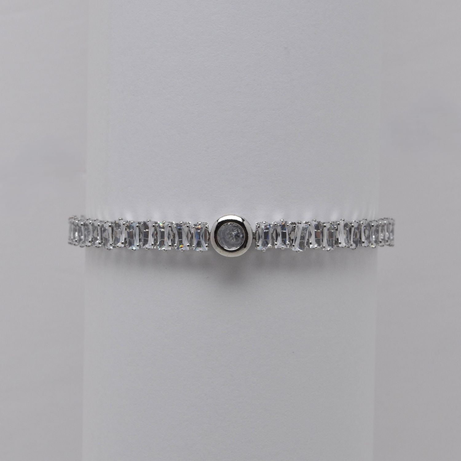 JM8751B1S CZ/S EMRLD SHAPE STONES COIL BRAC