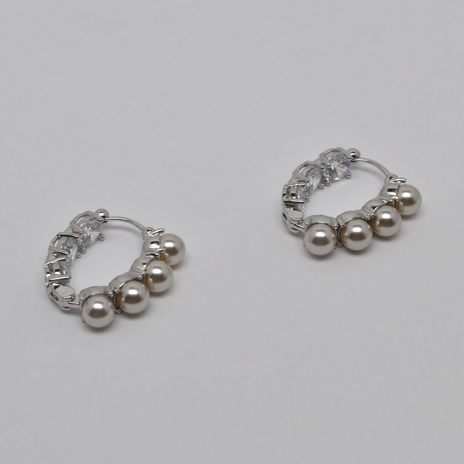 JE14810E39S CZ PEARL/SIL INSIDE CRYS HOOP EAR