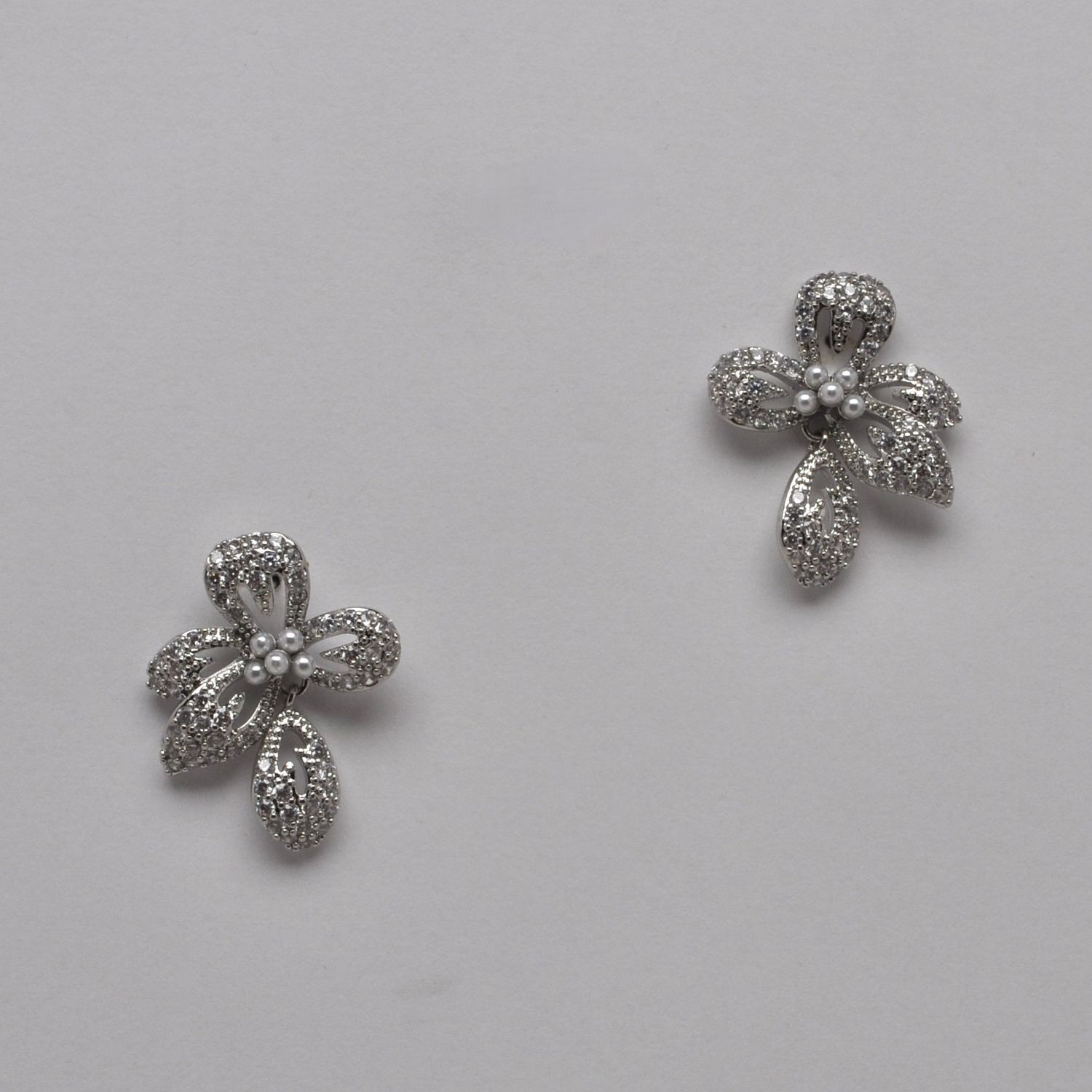 JE150361E39S CZ PEARL/SIL BUTTERFLY BOW LOOK EAR