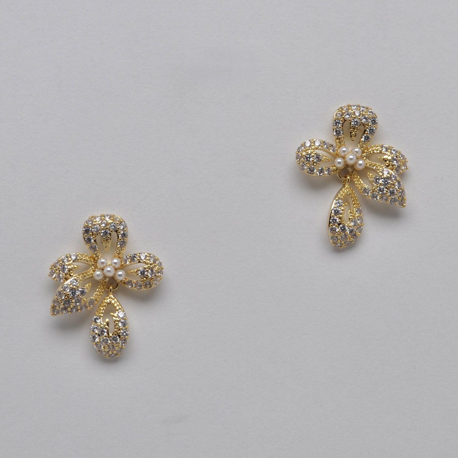 JE150361E40G CZ PEARL/G  BUTTERFLY BOW LOOK EAR