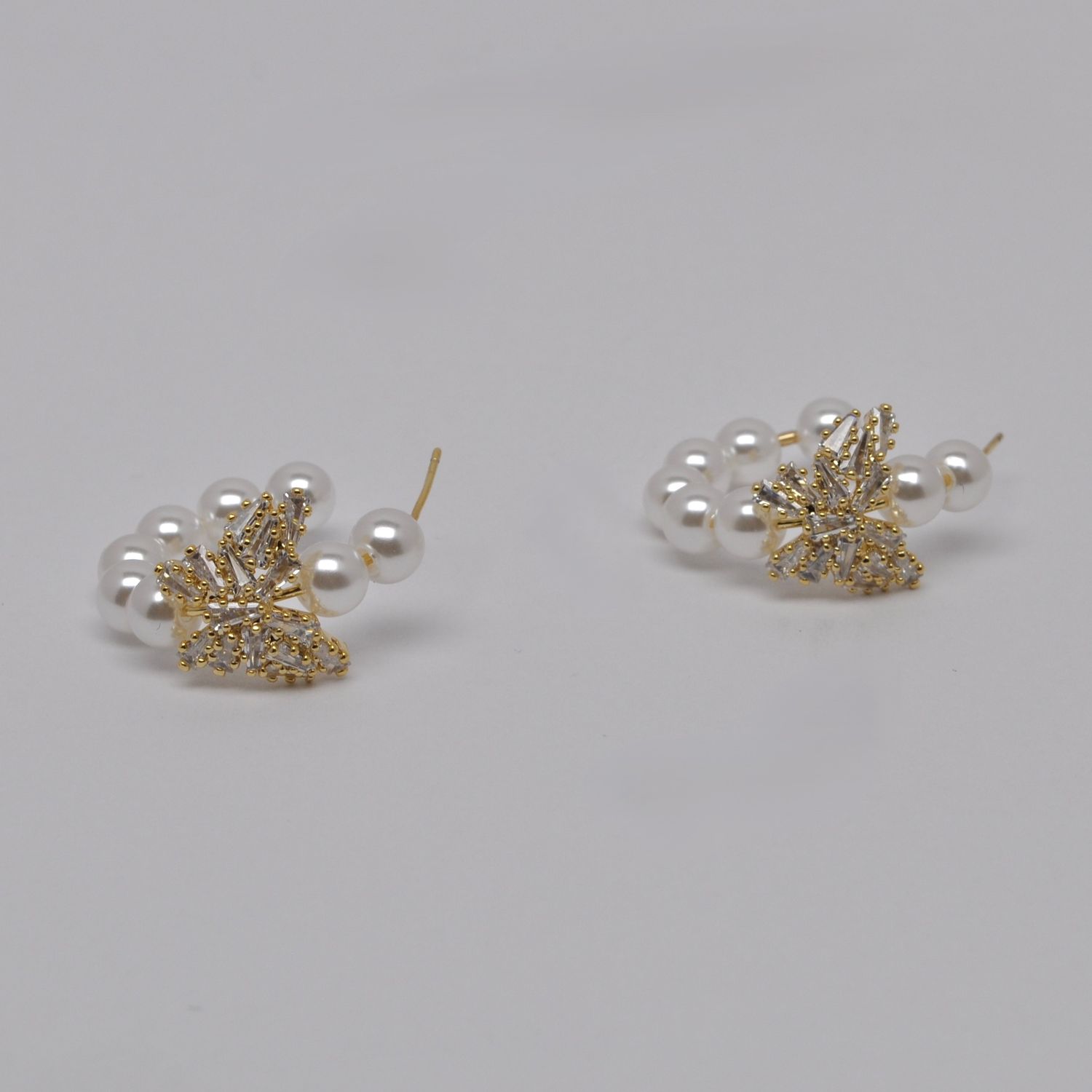 JE112971E40G CZ PEARL/G  BUTTRFLY PRL HOOP EAR