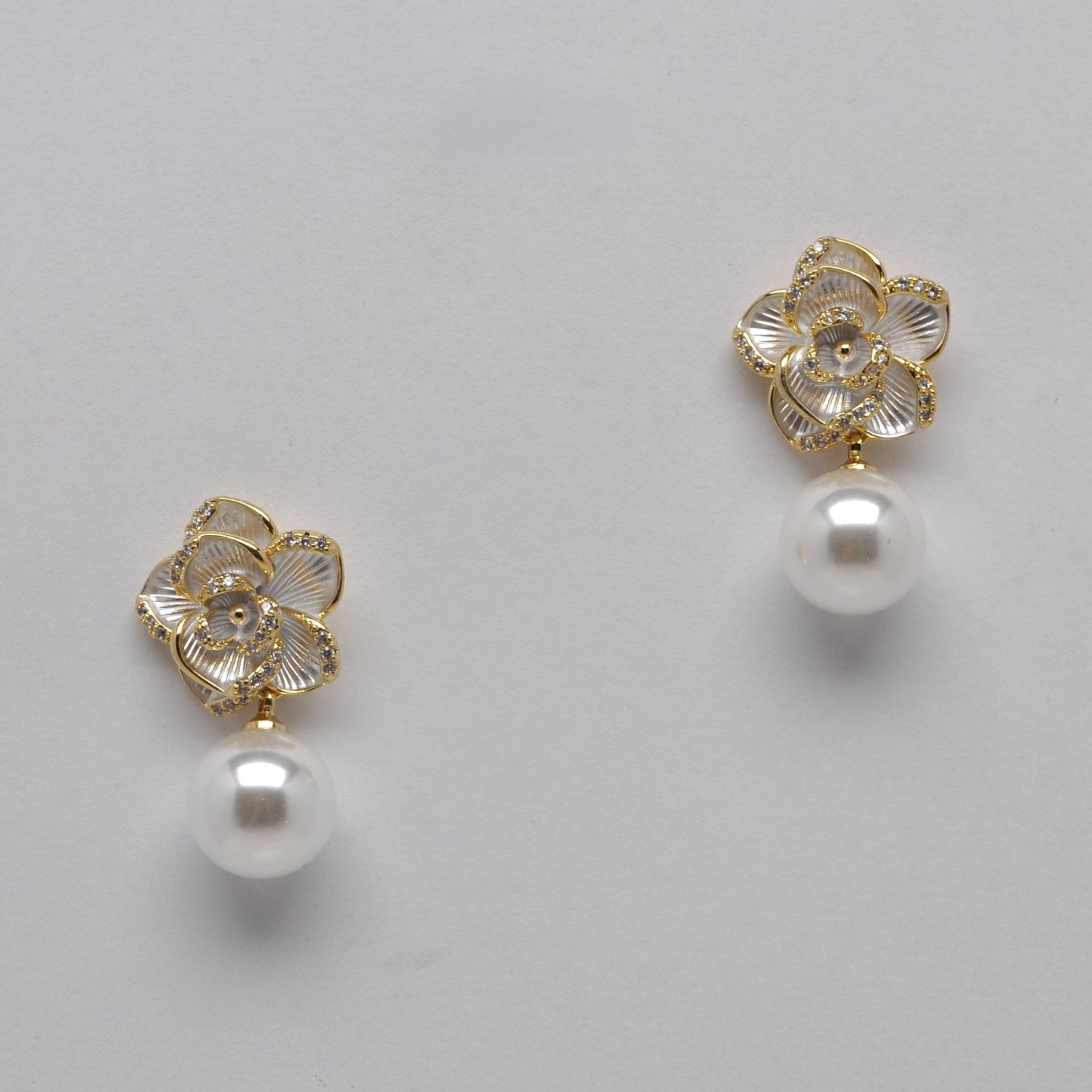 JE150745E40G CZ PRL/G  3D FLWR TOP W' PRL DNGLE EAR